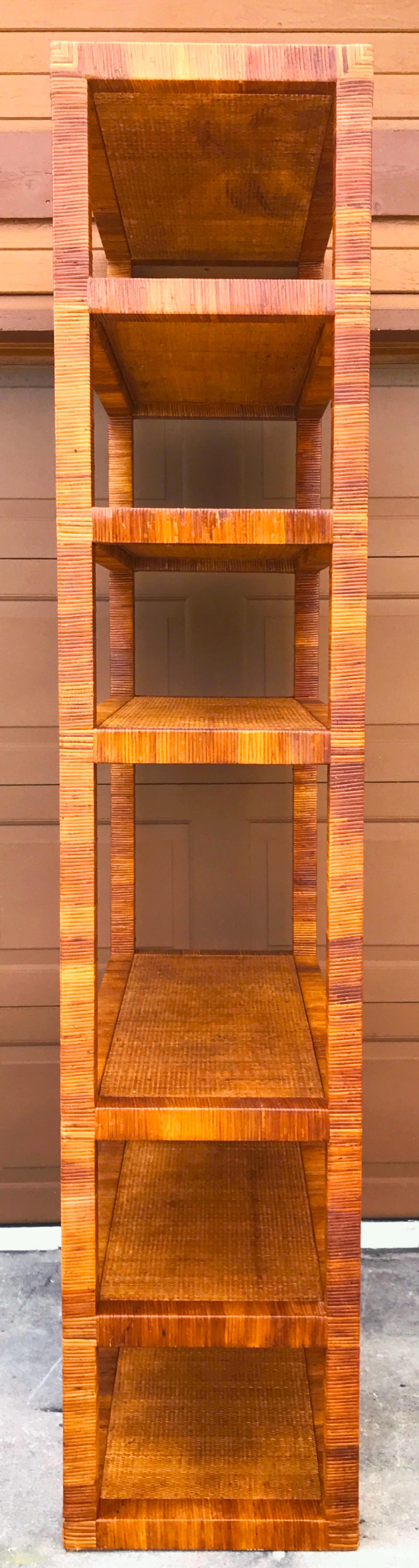 Étagère modernista di grandi dimensioni degli anni '70 in rattan intrecciato in vendita 1