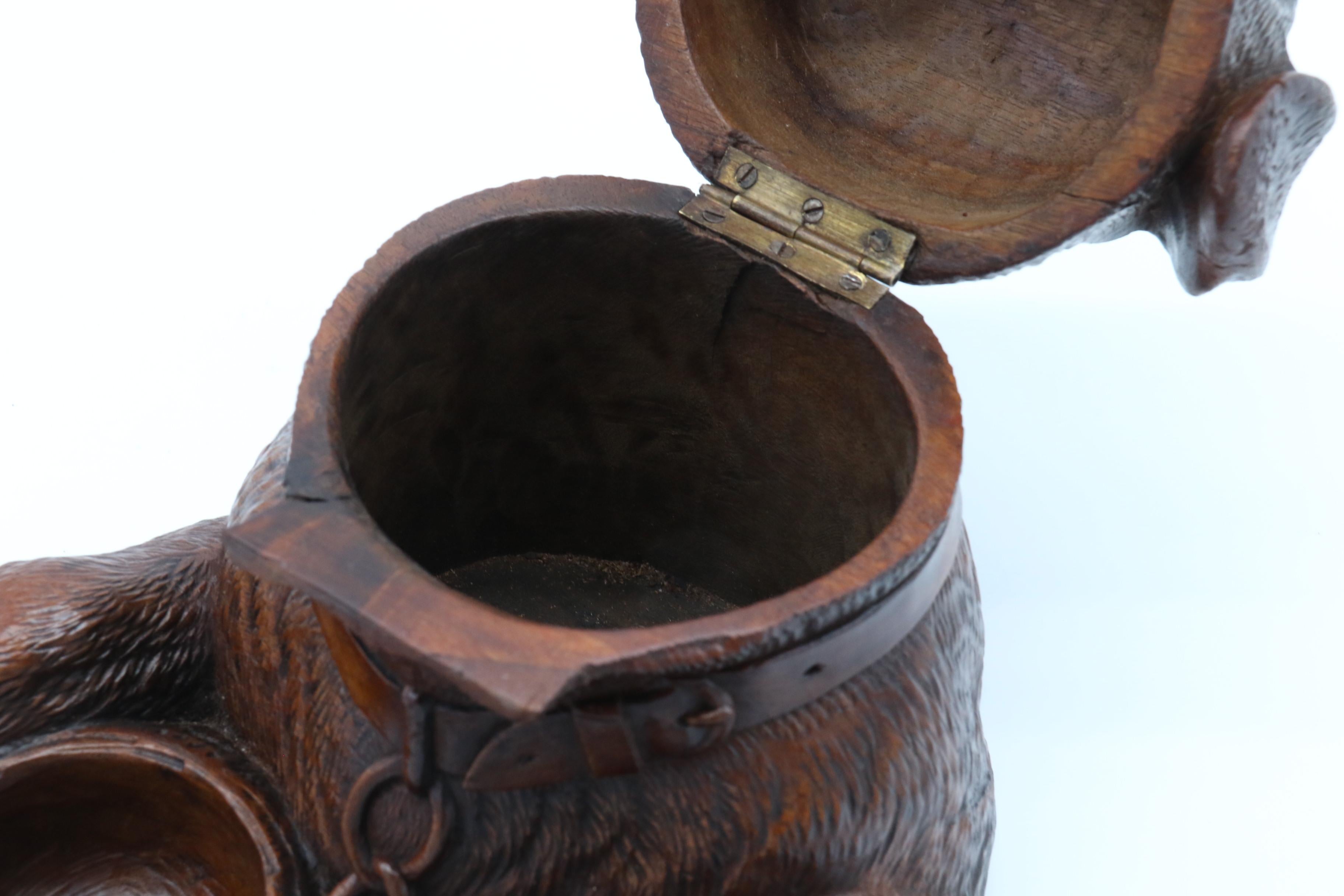 Boîte à tabac à grande échelle en noyer sculpté de la Forêt-Noire, datant du 19ème siècle, vers 1860  en vente 6