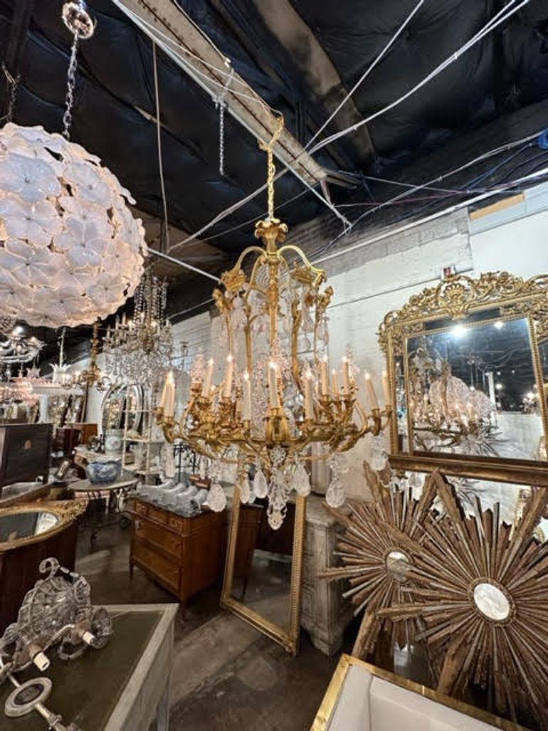 Francese Grande lampadario in cristallo di rocca e dorato francese del XIX secolo in vendita