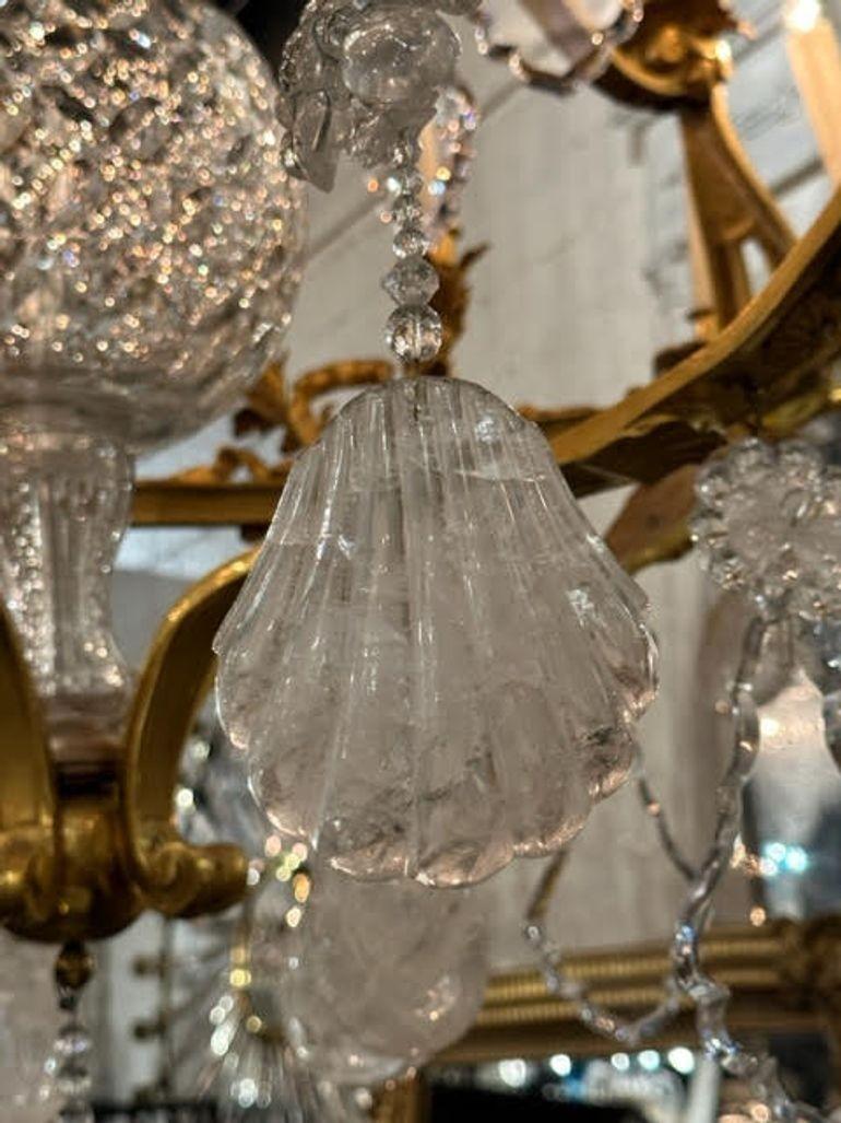 Grande lampadario in cristallo di rocca e dorato francese del XIX secolo in vendita 4