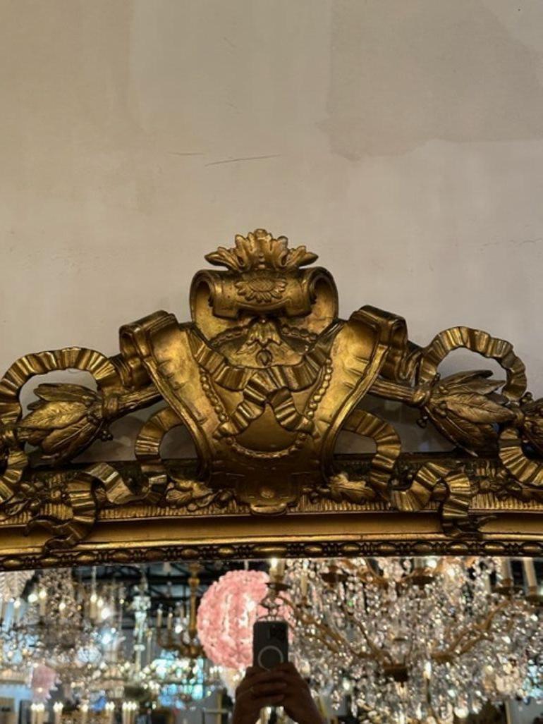 Großer französischer Louis XVI-Stehspiegel mit geschnitzten Blattgoldschnitzereien aus dem 19. Jahrhundert (Französisch) im Angebot