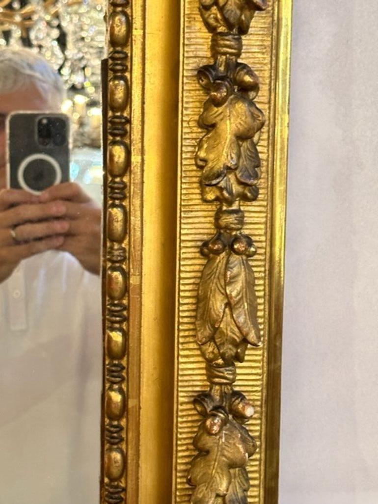 Großer französischer Louis XVI-Stehspiegel mit geschnitzten Blattgoldschnitzereien aus dem 19. Jahrhundert (Spiegel) im Angebot