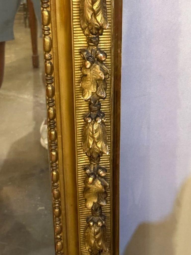 Großer französischer Louis XVI-Stehspiegel mit geschnitzten Blattgoldschnitzereien aus dem 19. Jahrhundert im Angebot 1