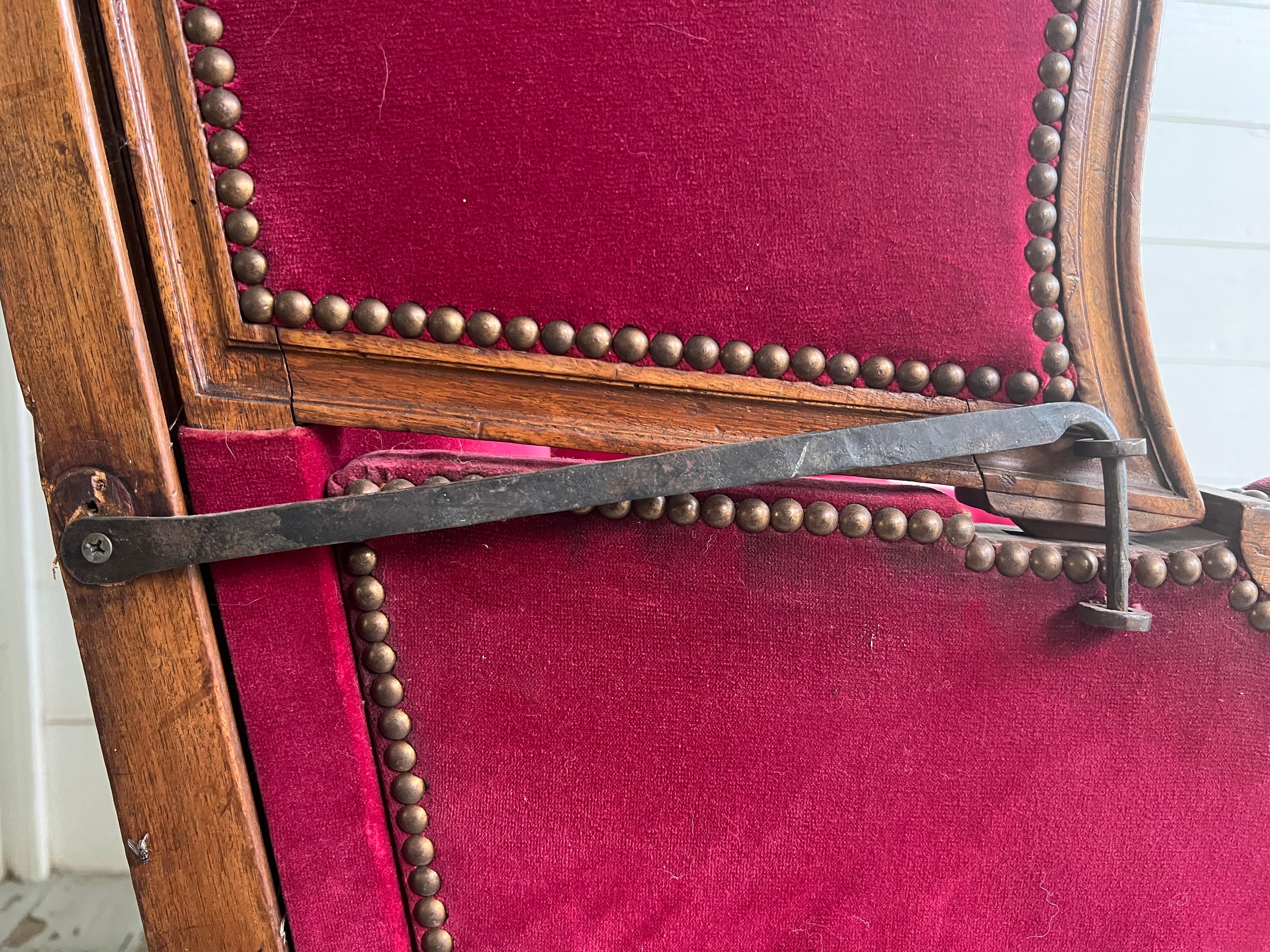 Metamorphischer französischer Louis-XVI-Sessel aus Nussbaumholz, großformatig, 19. Jahrhundert im Angebot 2