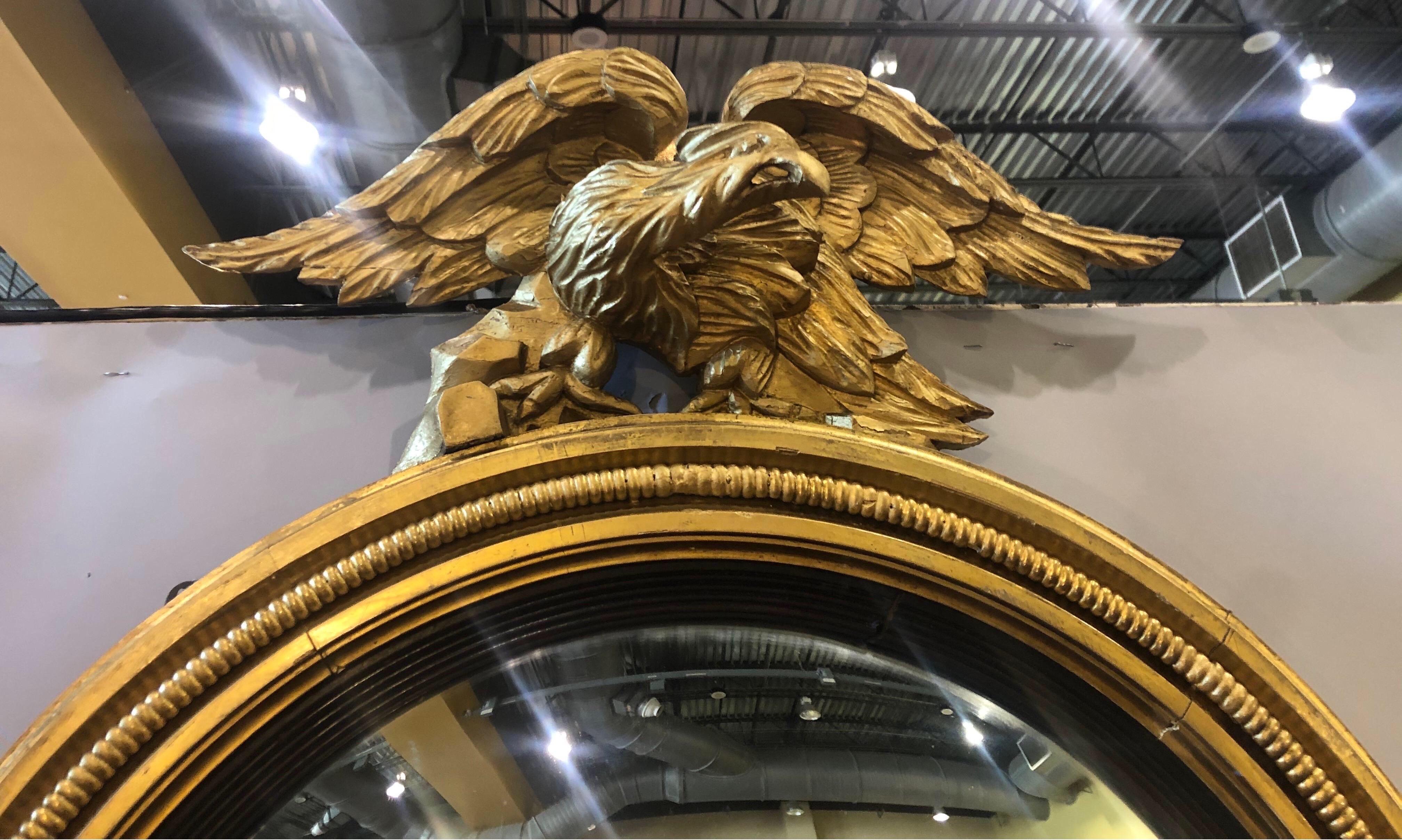 Miroir en bois doré du 19e siècle avec aigle sculpté et ornements floraux