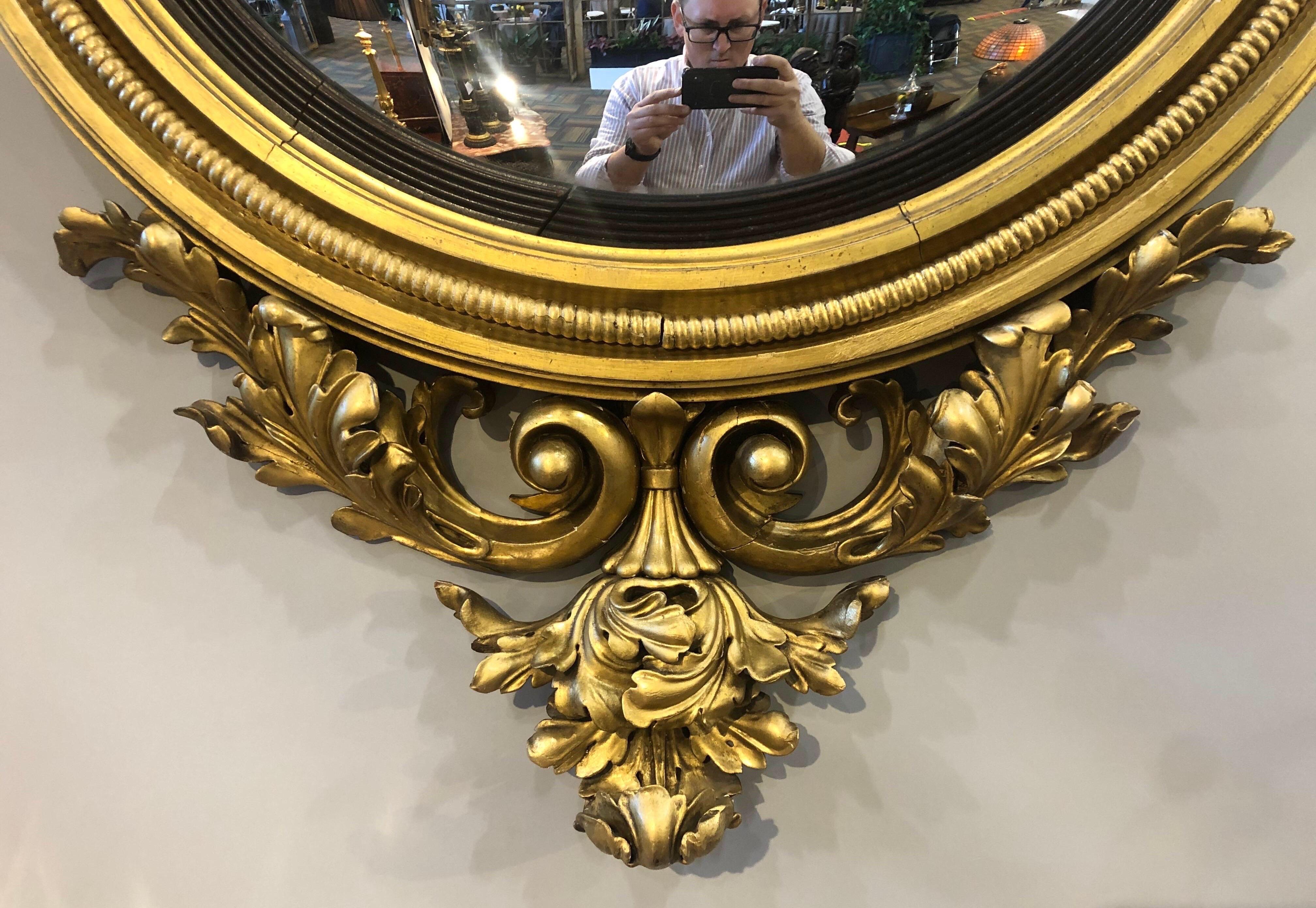 Anglais Grand miroir anglais en bois doré du 19e siècle de 50 pouces avec aigle en vente