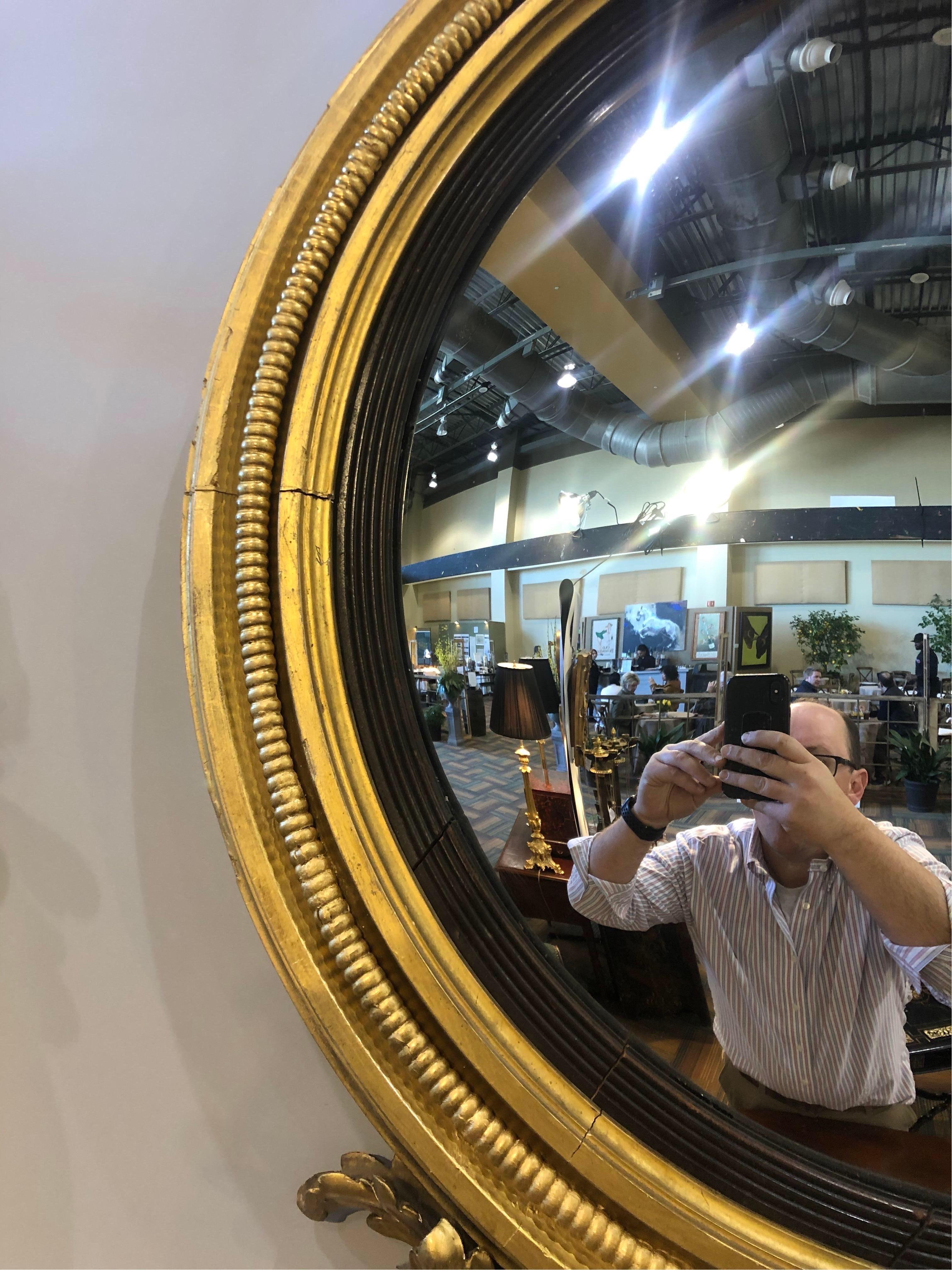 Grand miroir anglais en bois doré du 19e siècle de 50 pouces avec aigle Bon état - En vente à Charleston, SC