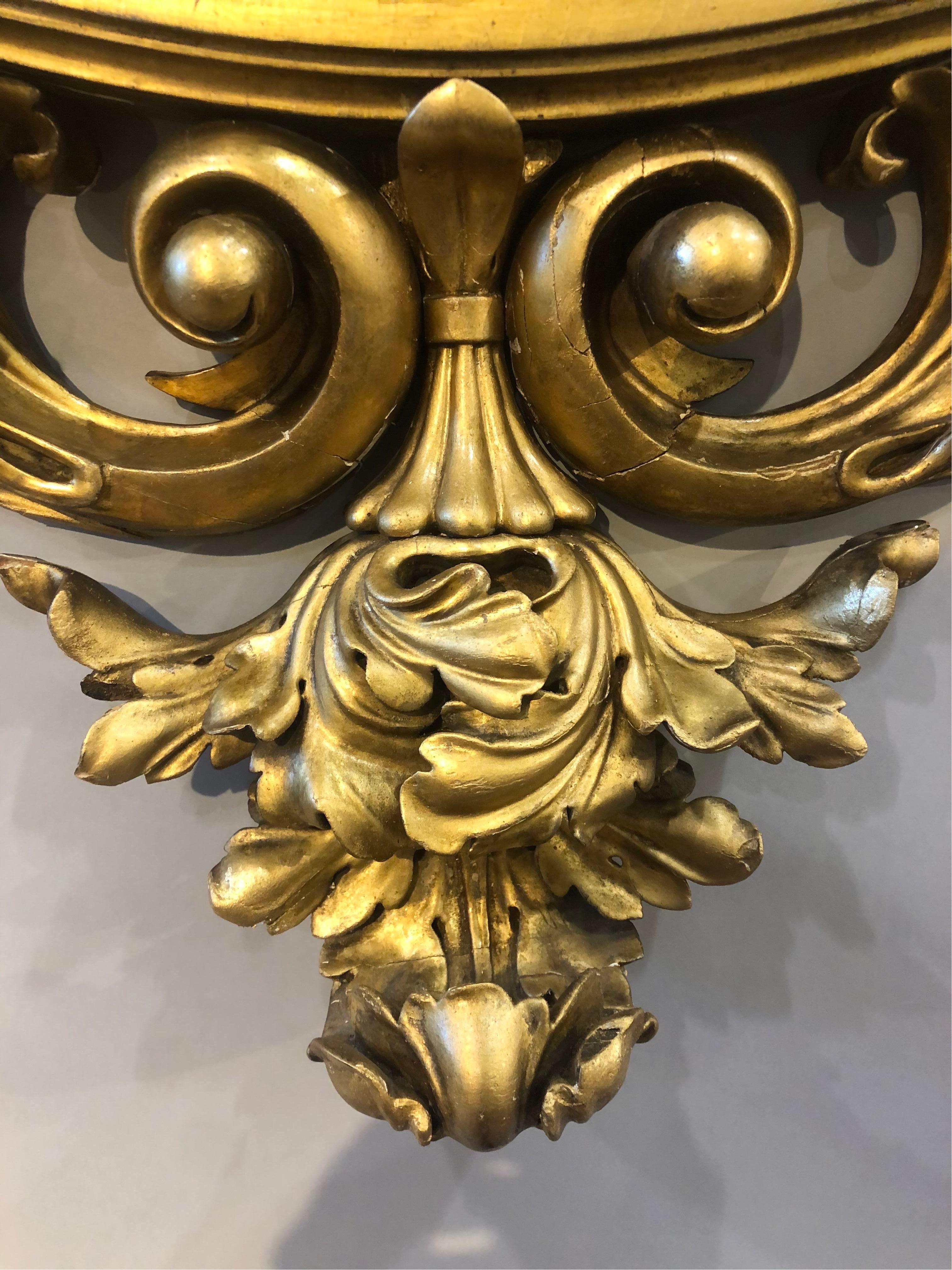 Miroir Grand miroir anglais en bois doré du 19e siècle de 50 pouces avec aigle en vente