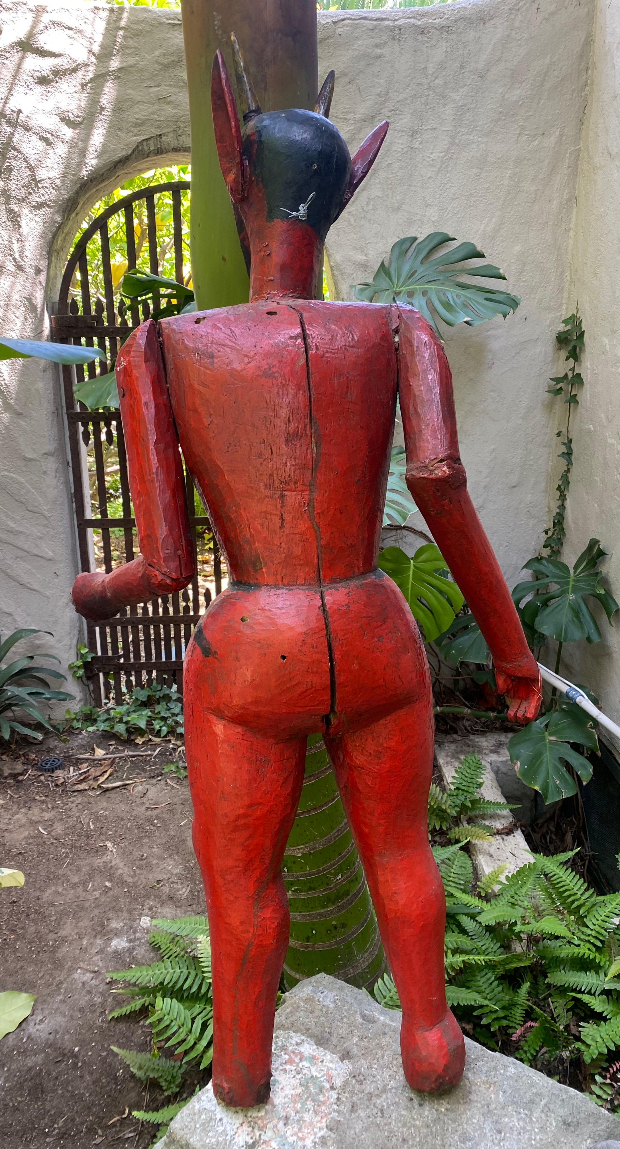 Remarquable figure en bois sculpté guatémaltèque du XIXe siècle, de grande taille (52 pouces de haut), représentant un Diablo ou un satyre, aux traits expressifs, aux cornes pointues, aux oreilles et aux sabots semblables à ceux d'un animal, et