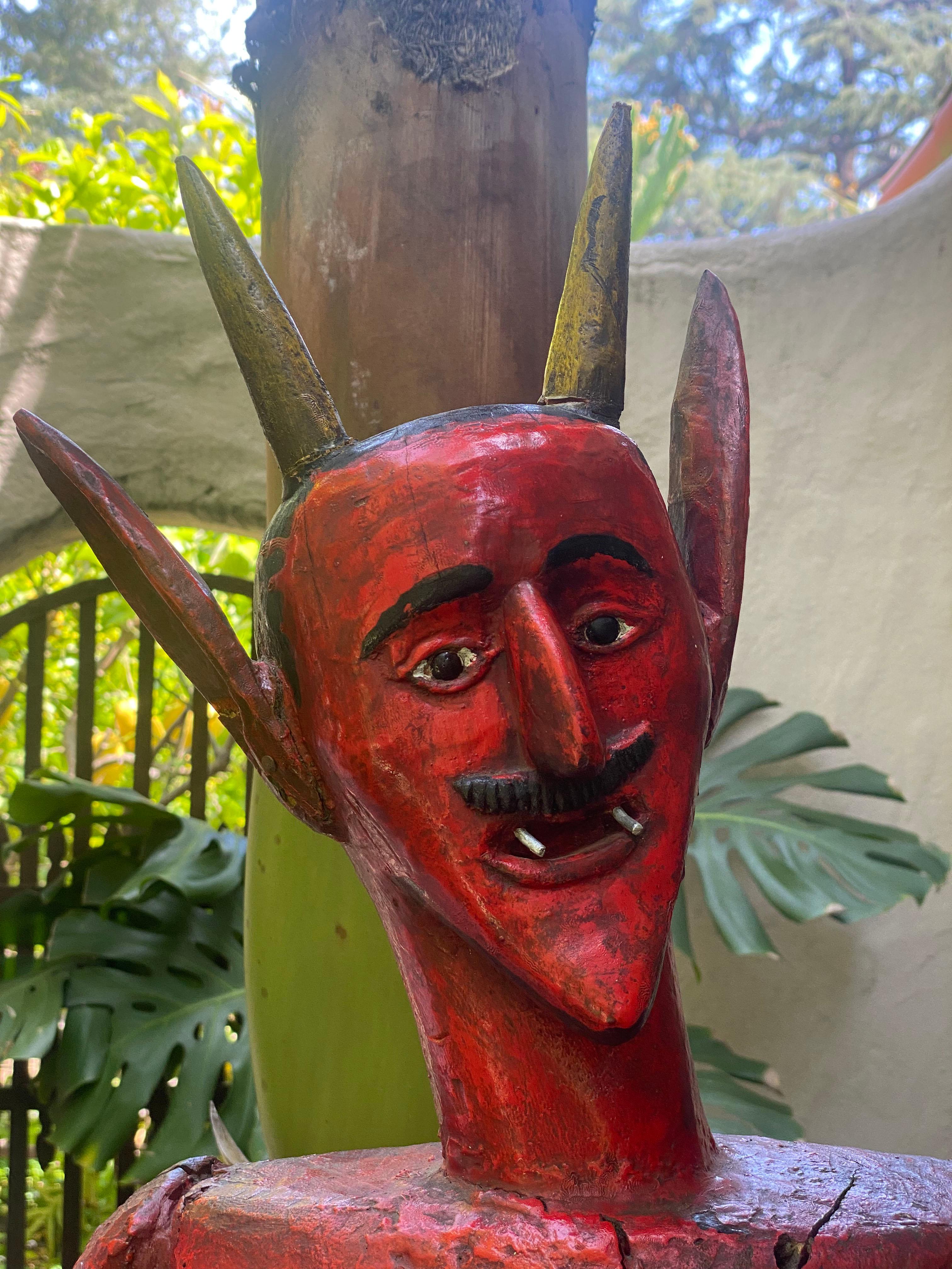 Rustique Diablo (figure de satyre) en bois sculpté guatémaltèque du XIXe siècle de grande taille en vente