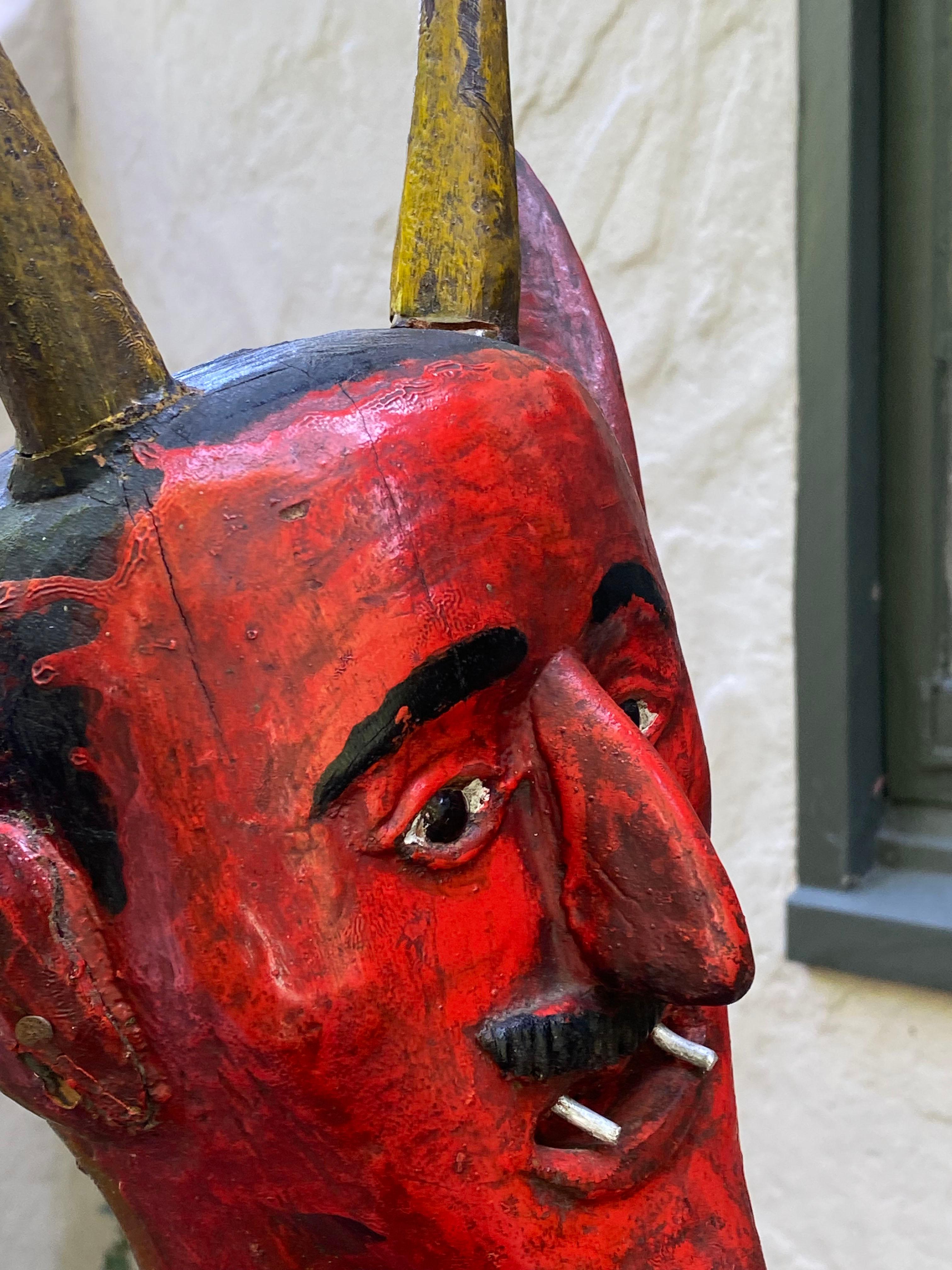 Diablo (figure de satyre) en bois sculpté guatémaltèque du XIXe siècle de grande taille Bon état - En vente à Los Angeles, CA