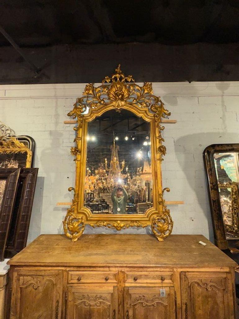 Italiano Specchio in legno dorato e intagliato italiano del XIX secolo di grandi dimensioni in vendita