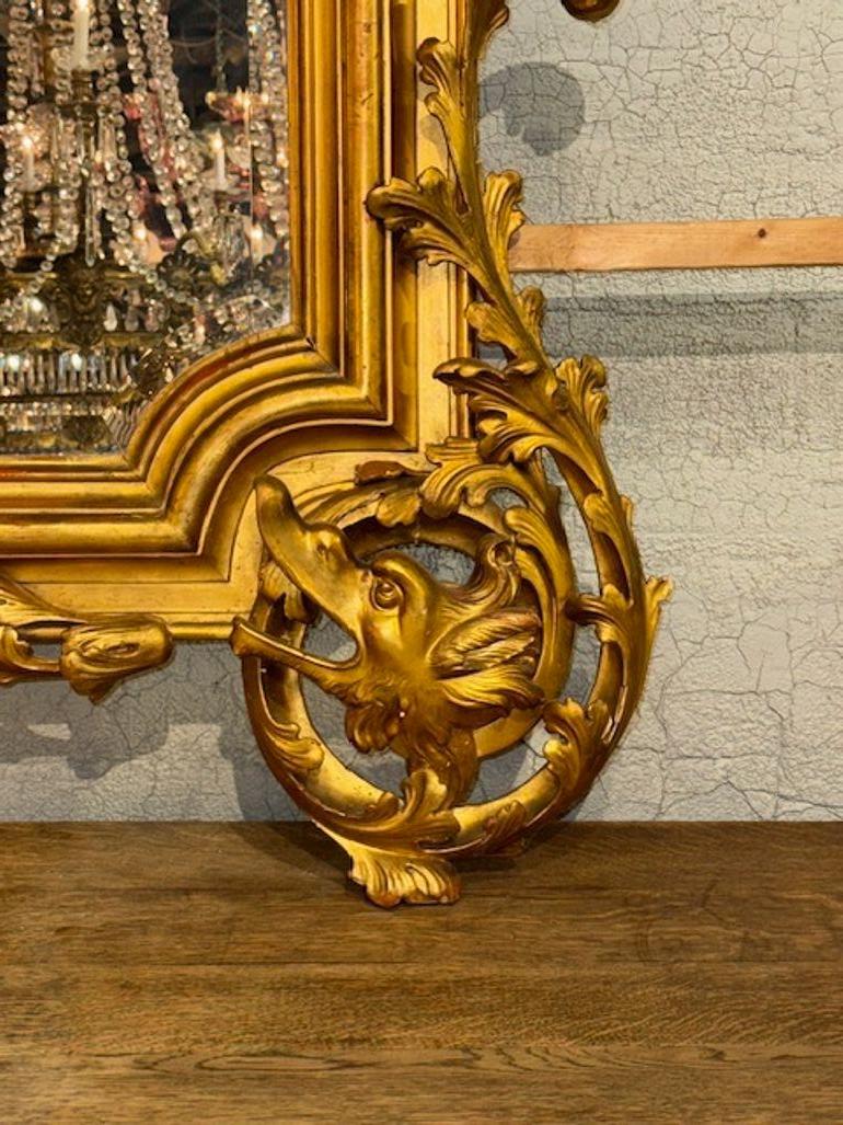 Legno dorato Specchio in legno dorato e intagliato italiano del XIX secolo di grandi dimensioni in vendita