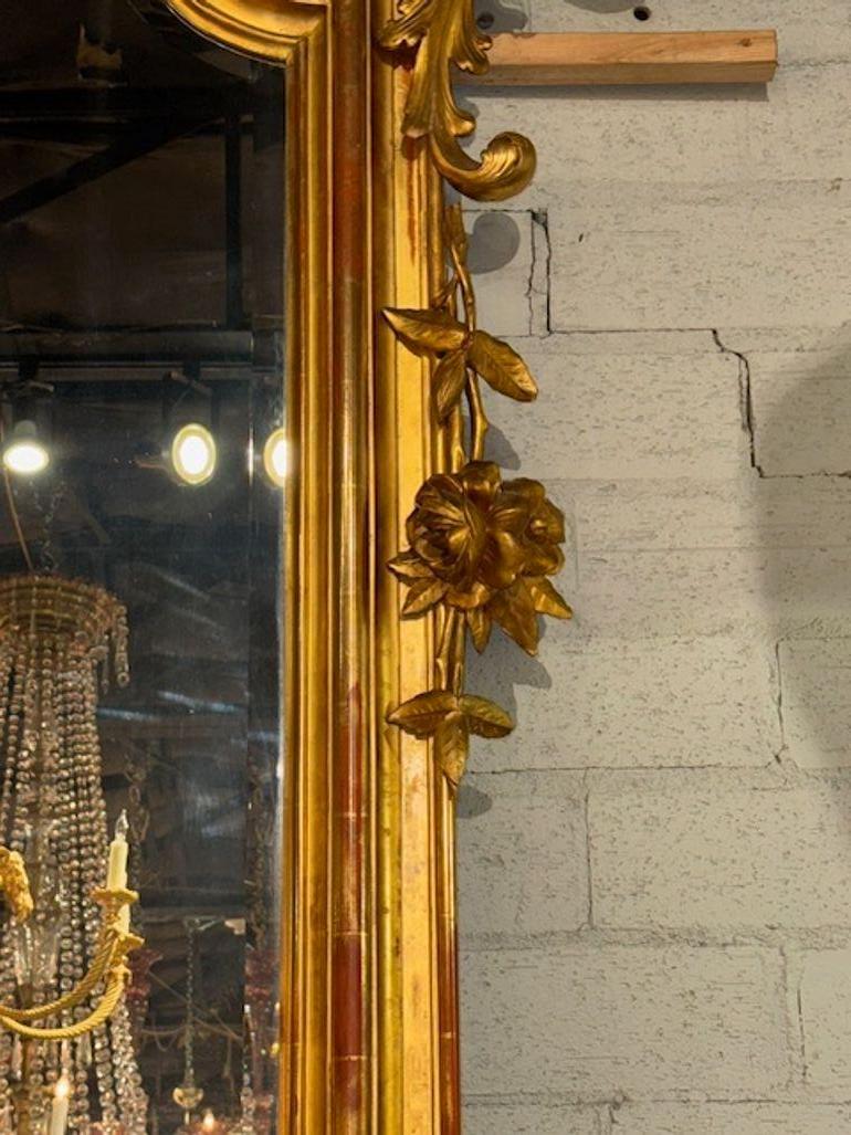Specchio in legno dorato e intagliato italiano del XIX secolo di grandi dimensioni in vendita 1
