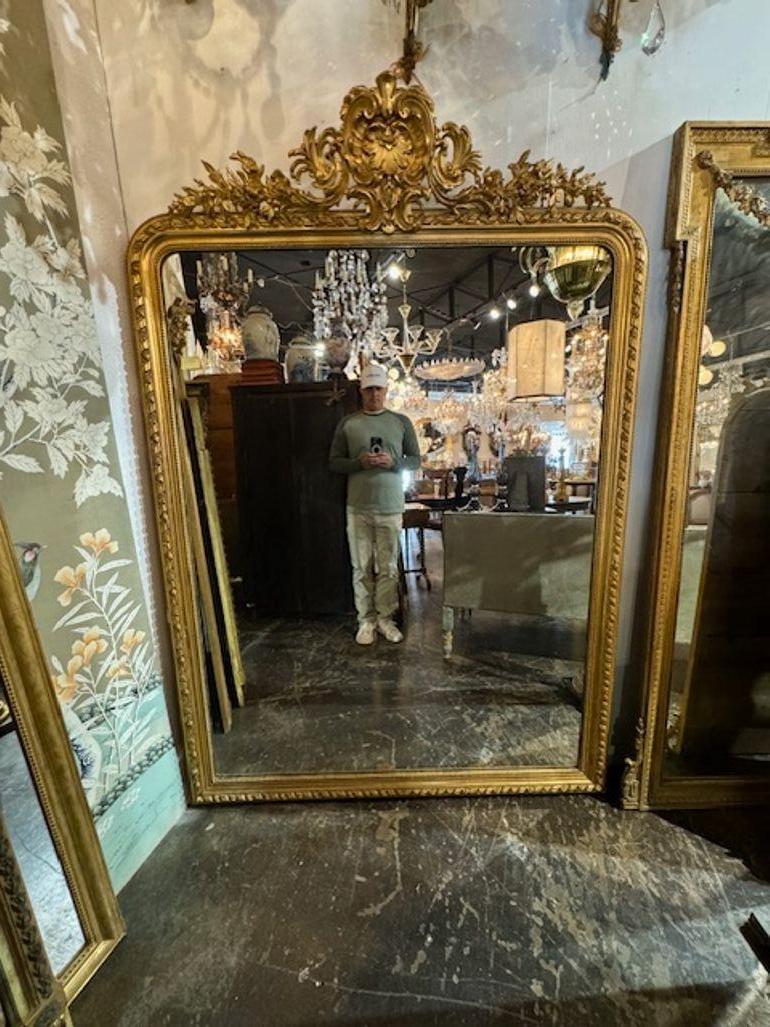 Eccezionale specchio francese Luigi XVI del XIX secolo in legno intagliato e dorato di grandi dimensioni. Davvero spettacolare! Circa 1870
59w x 83h