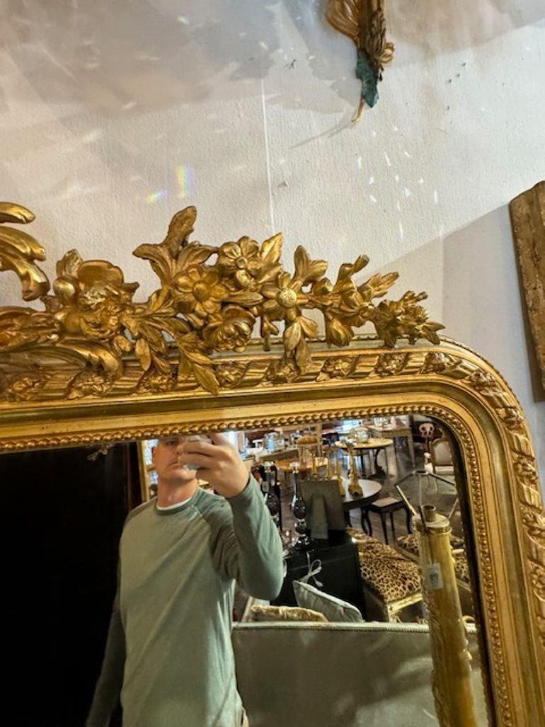 Specchio in legno dorato e intagliato di grandi dimensioni del XIX secolo Luigi XVI in vendita 1