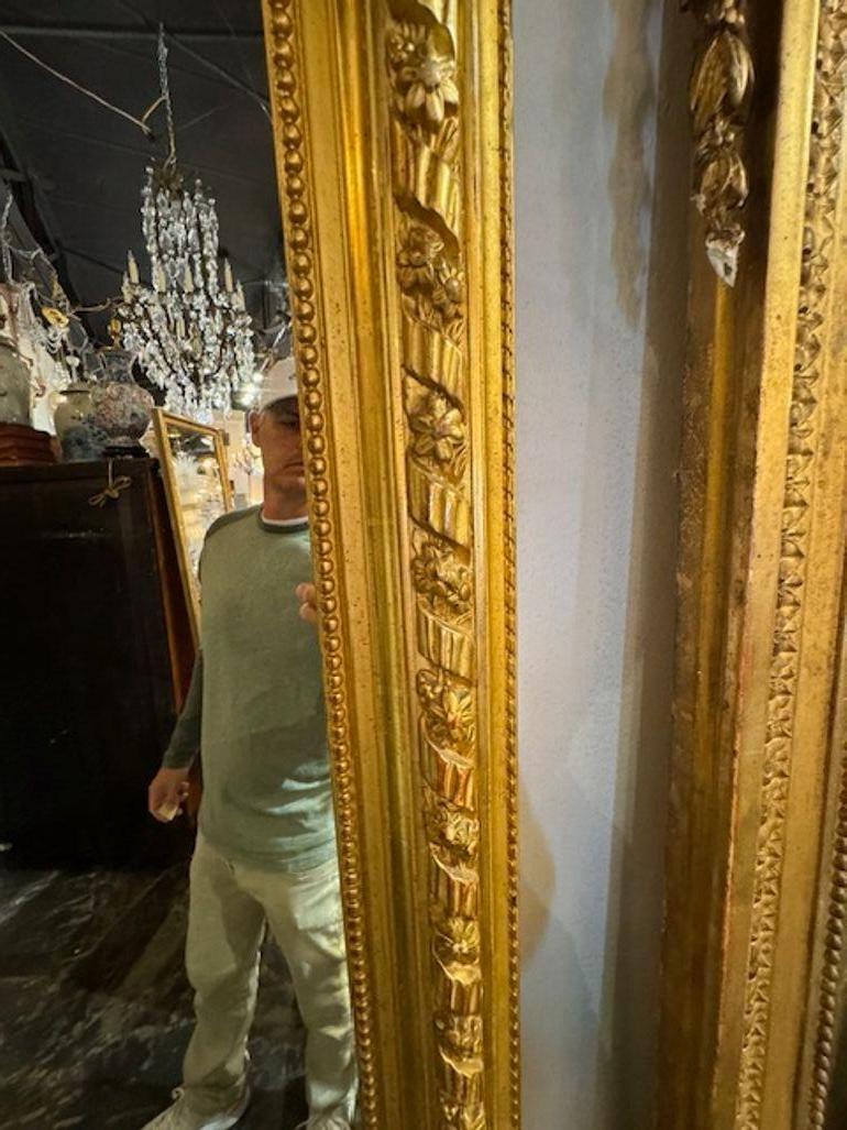 Specchio in legno dorato e intagliato di grandi dimensioni del XIX secolo Luigi XVI in vendita 2