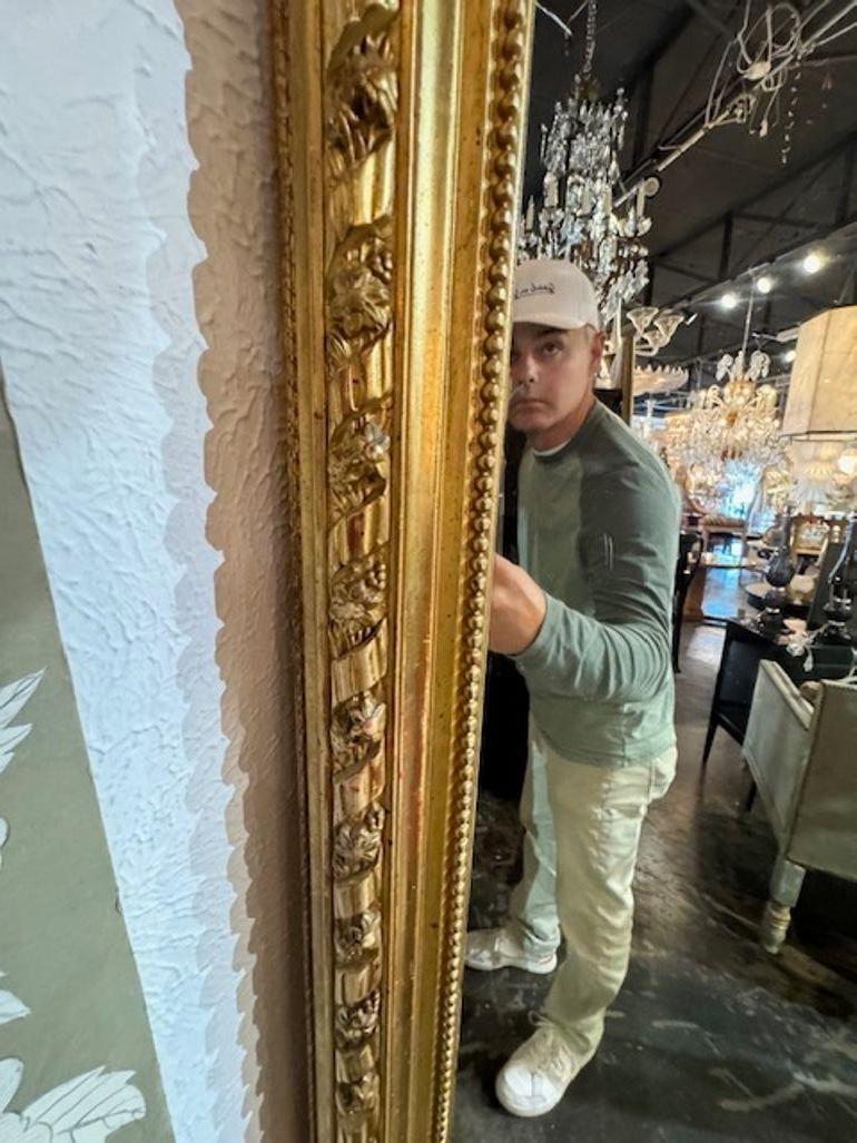 Specchio in legno dorato e intagliato di grandi dimensioni del XIX secolo Luigi XVI in vendita 3