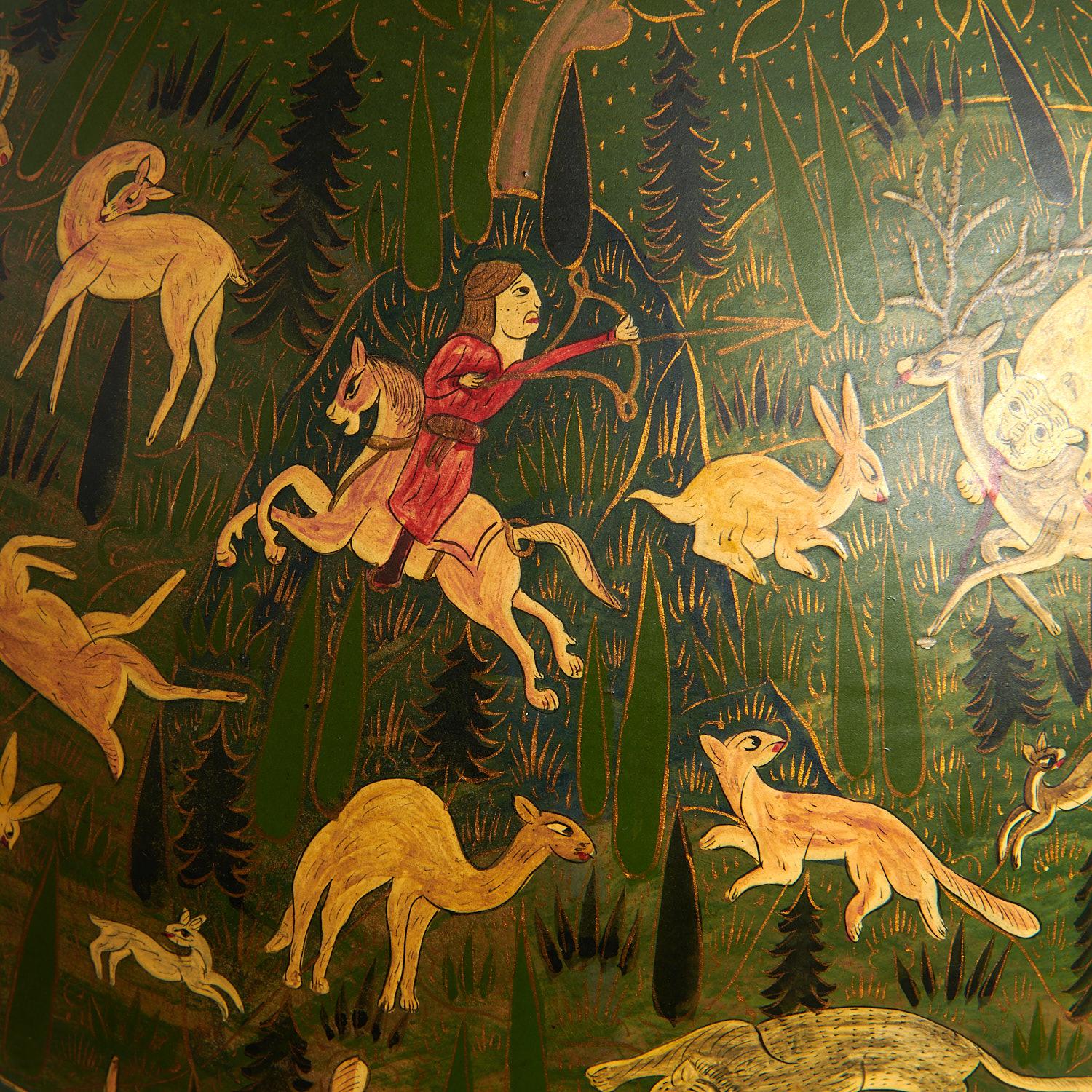 c. années 1950, lampe en coco de grande taille en forme de gourde, décorée à la main de gazelles, lions et chasseurs à cheval sur fond vert, raccords en laiton. La peinture est accentuée par des éléments peints en or. Le poids et la décoration de