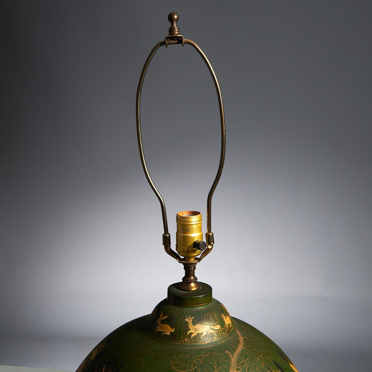 Grande lampe de bureau en laque persane du XXe siècle en vente 1