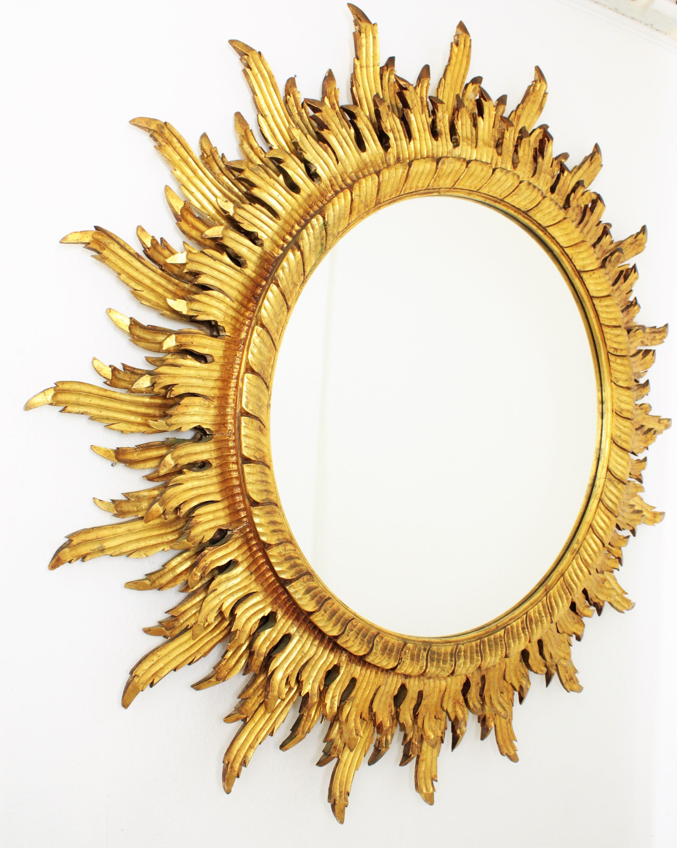 Large Scale 20th Century Spanish Double Layered Carved Giltwood Sunburst Mirror In Excellent Condition In Barcelona, ES