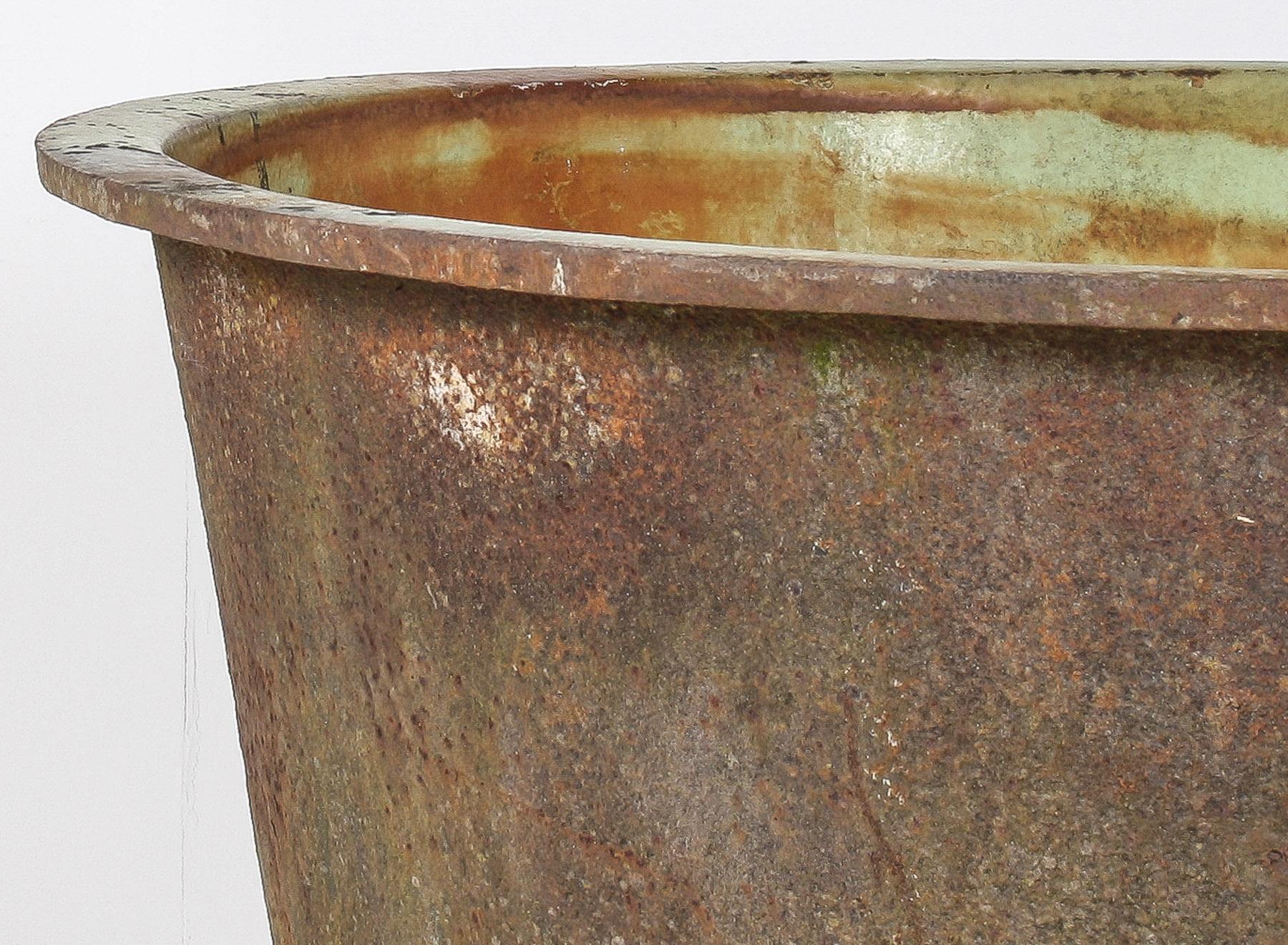 Großformatiger 4ft antiker gusseiserner Kauldron-Pflanzgefäßtopf mit emailliertem Verdigris im Angebot 3