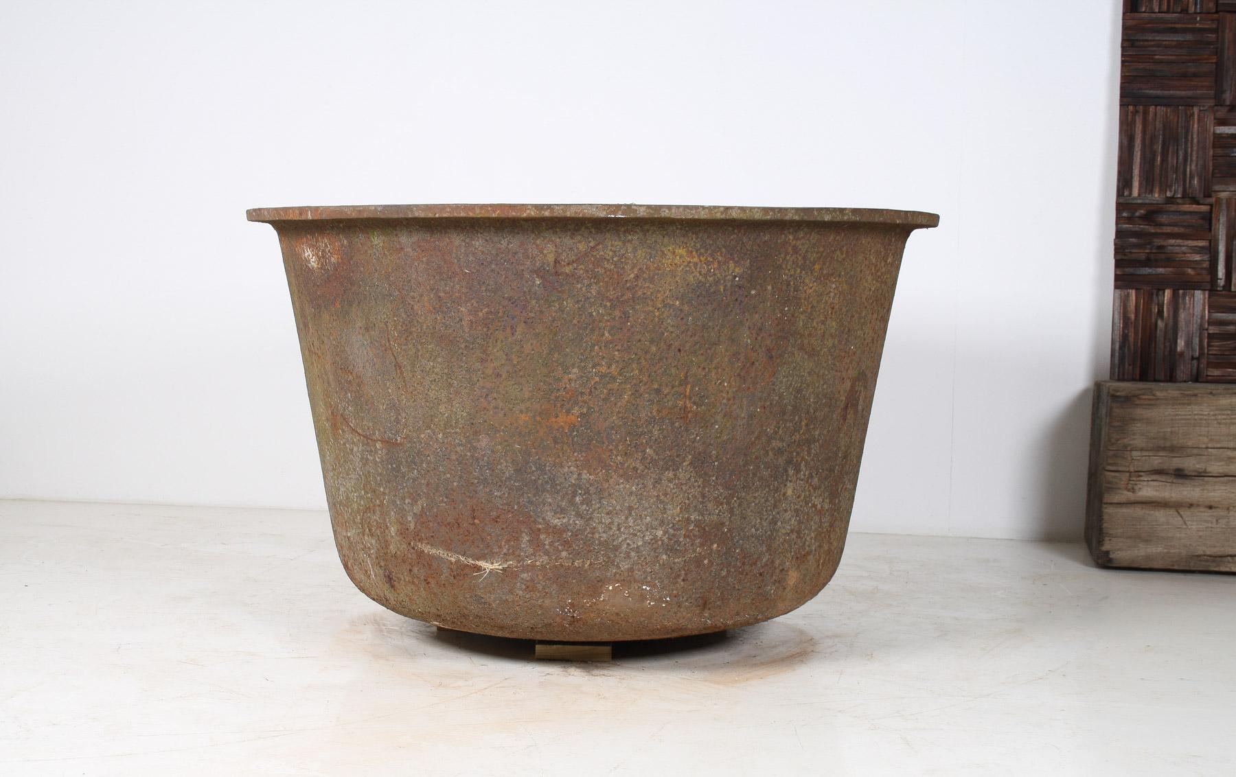 Großformatiger 4ft antiker gusseiserner Kauldron-Pflanzgefäßtopf mit emailliertem Verdigris im Angebot 6