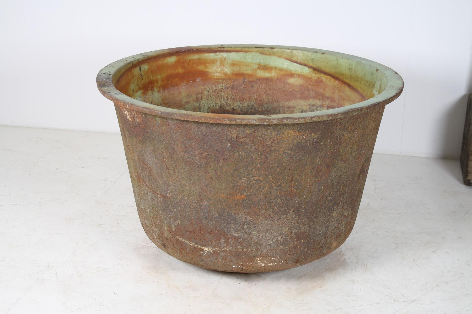 Großformatiger 4ft antiker gusseiserner Kauldron-Pflanzgefäßtopf mit emailliertem Verdigris im Angebot 7