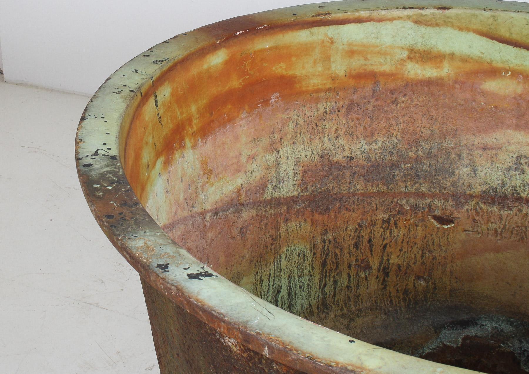 Großformatiger 4ft antiker gusseiserner Kauldron-Pflanzgefäßtopf mit emailliertem Verdigris im Angebot 9