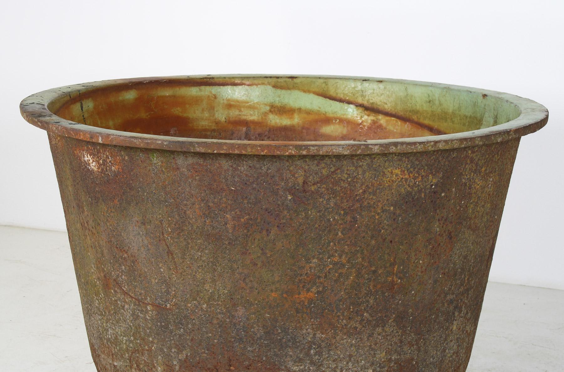 Großformatiger 4ft antiker gusseiserner Kauldron-Pflanzgefäßtopf mit emailliertem Verdigris im Angebot 10
