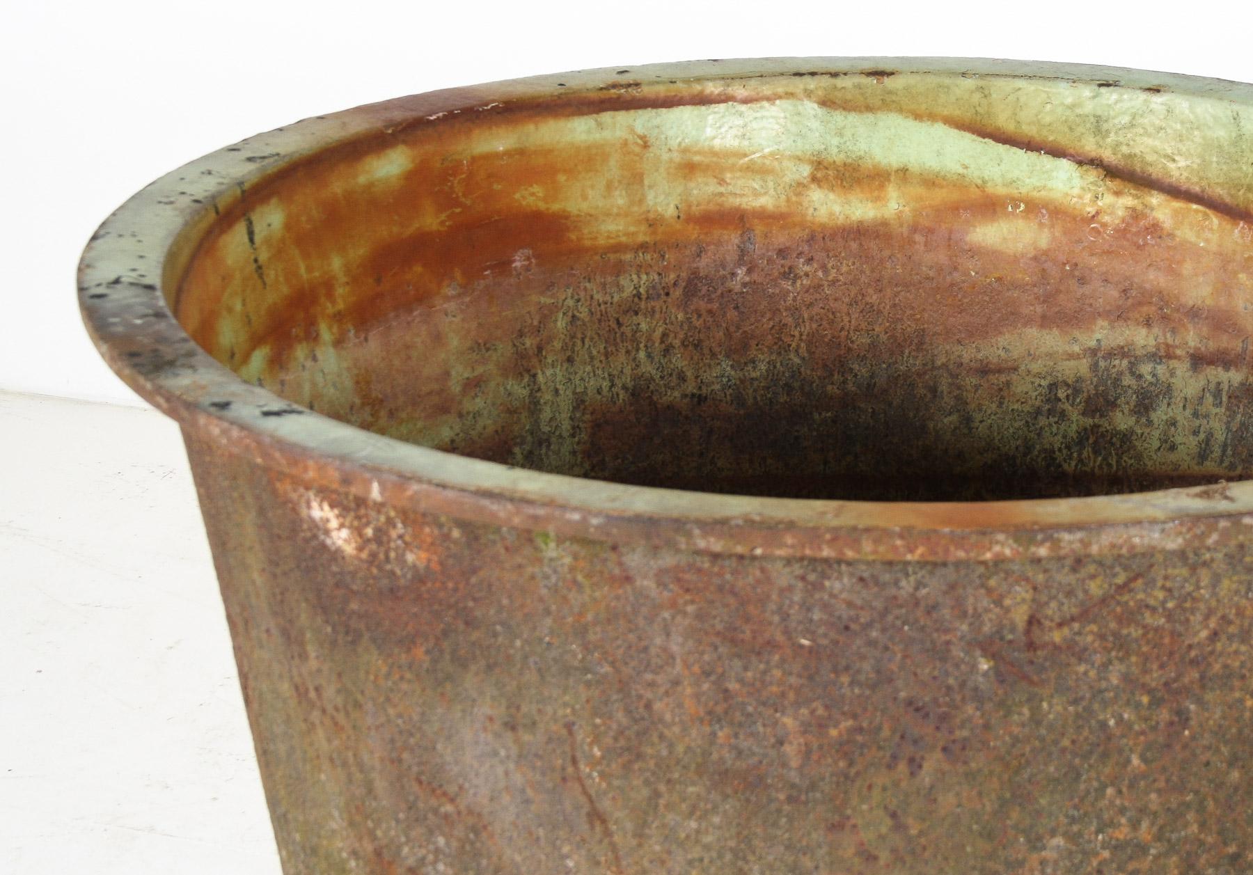 Großformatiger 4ft antiker gusseiserner Kauldron-Pflanzgefäßtopf mit emailliertem Verdigris im Angebot 11