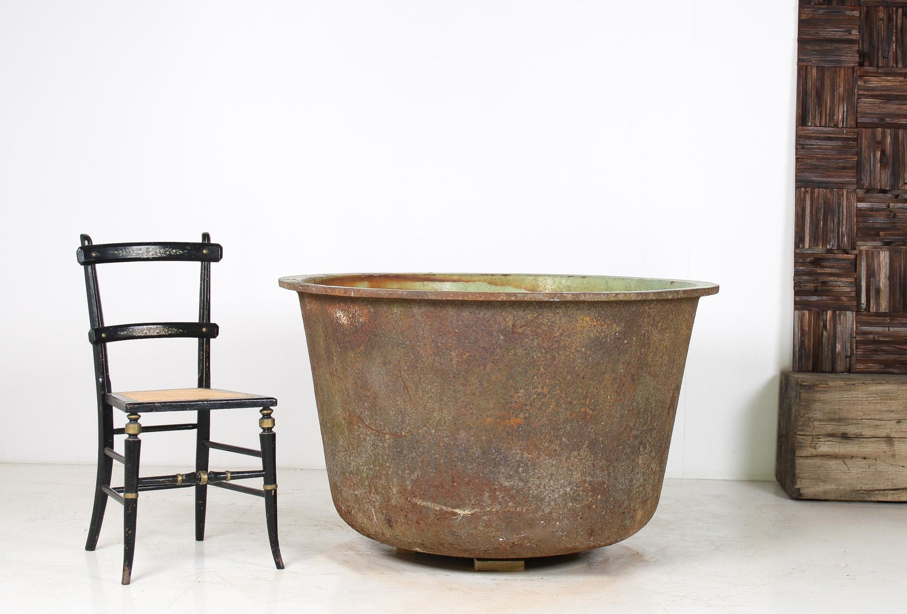 Großformatiger 4ft antiker gusseiserner Kauldron-Pflanzgefäßtopf mit emailliertem Verdigris (Rustikal) im Angebot
