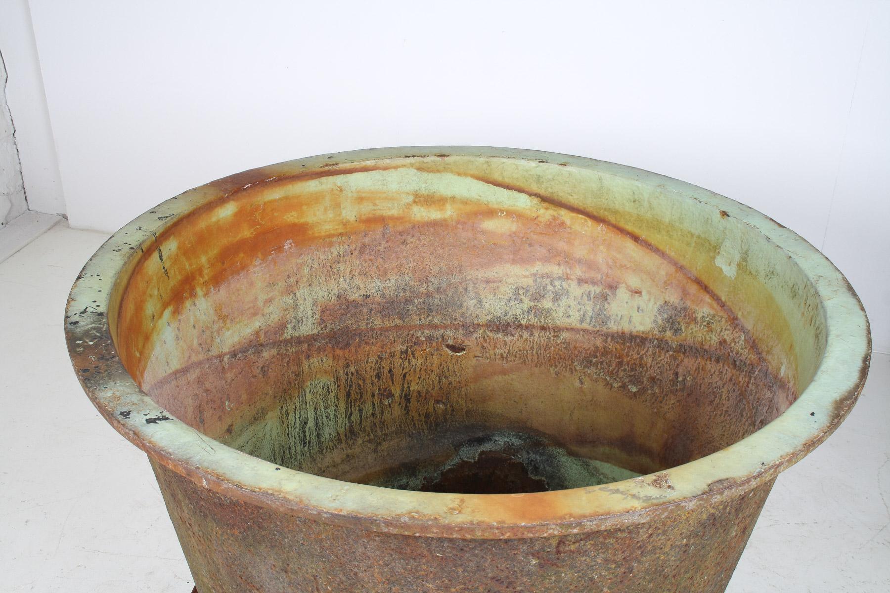 Großformatiger 4ft antiker gusseiserner Kauldron-Pflanzgefäßtopf mit emailliertem Verdigris (19. Jahrhundert) im Angebot