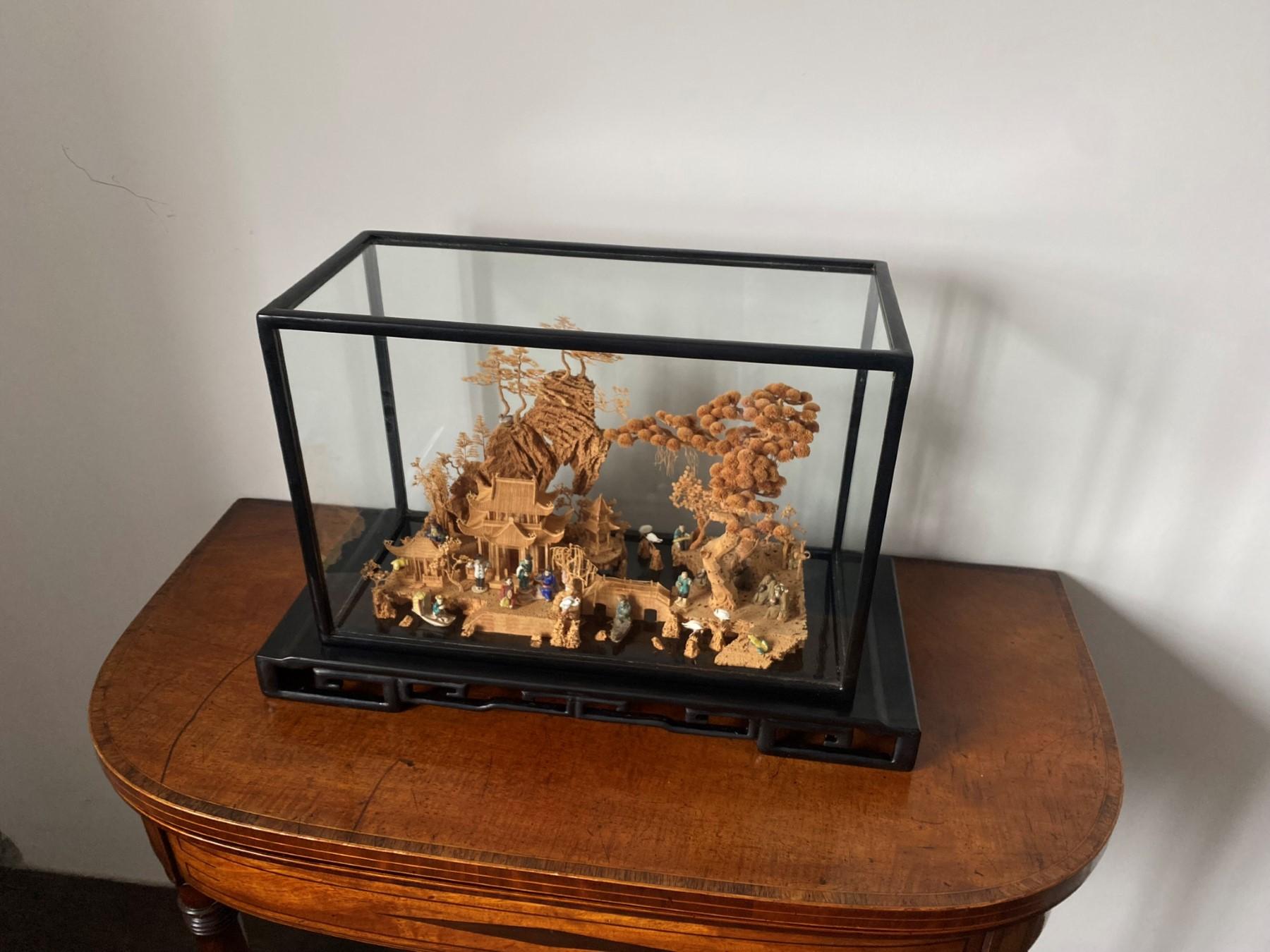 Großformatige antike chinesisches geschnitztes Diorama aus Kork in ebonisiertem Glas in Vitrine im Zustand „Gut“ im Angebot in Llanbrynmair, GB