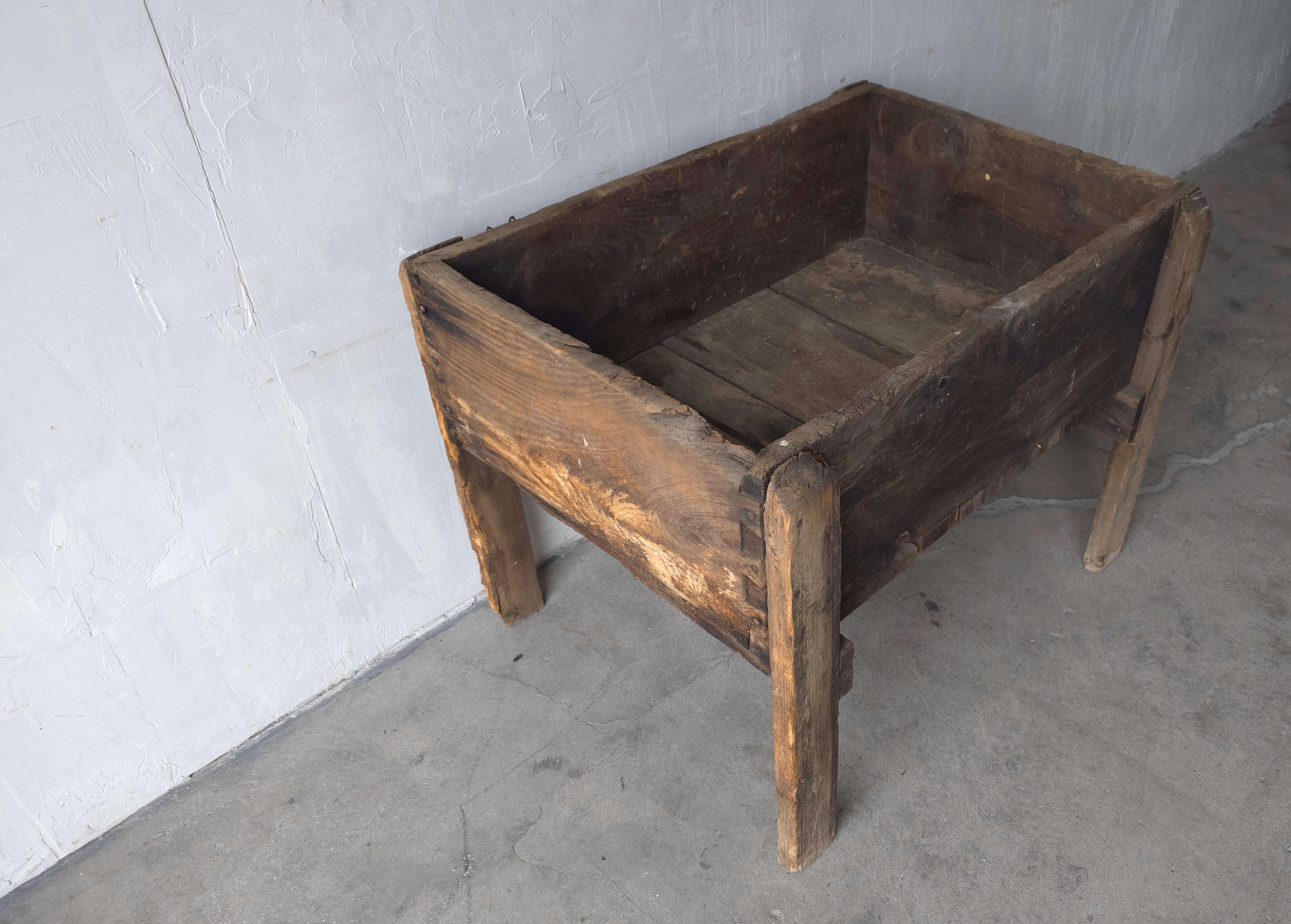 Jardinière industrielle en bois à grande échelle Bon état - En vente à Las Vegas, NV