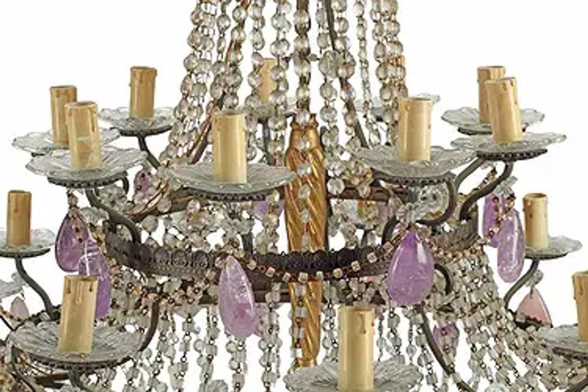 Dieser großformatige, antike italienische Kronleuchter aus Rosenquarz, Amethyst und Kristall strahlt Eleganz und Raffinesse aus. Der rosenförmige Schirm verleiht dem Raum einen Hauch von Romantik und macht sie zu einem beeindruckenden Blickfang für
