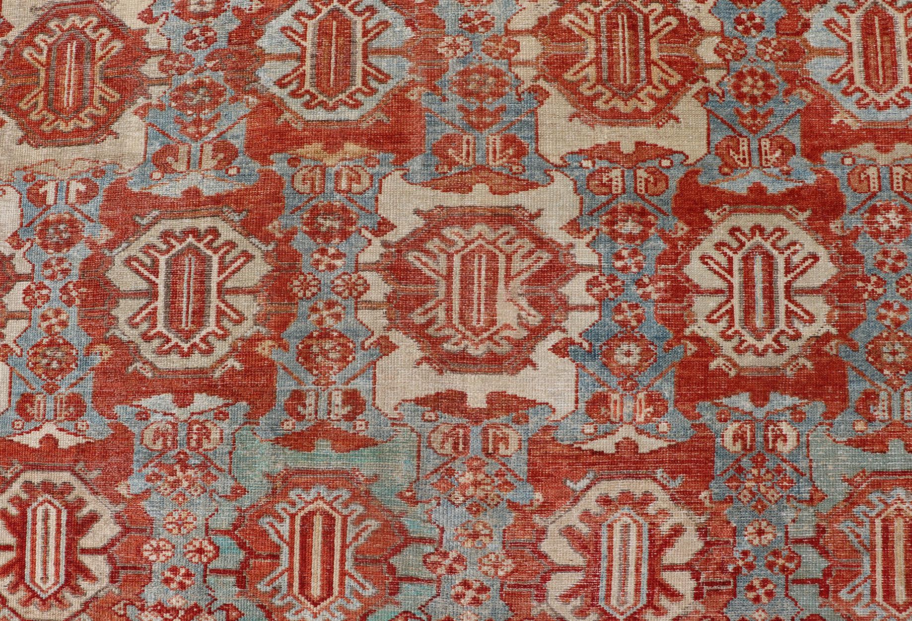 Antiker persischer Hamedan-Teppich in großformatigem Design mit buntem Blütenmuster im Angebot 2