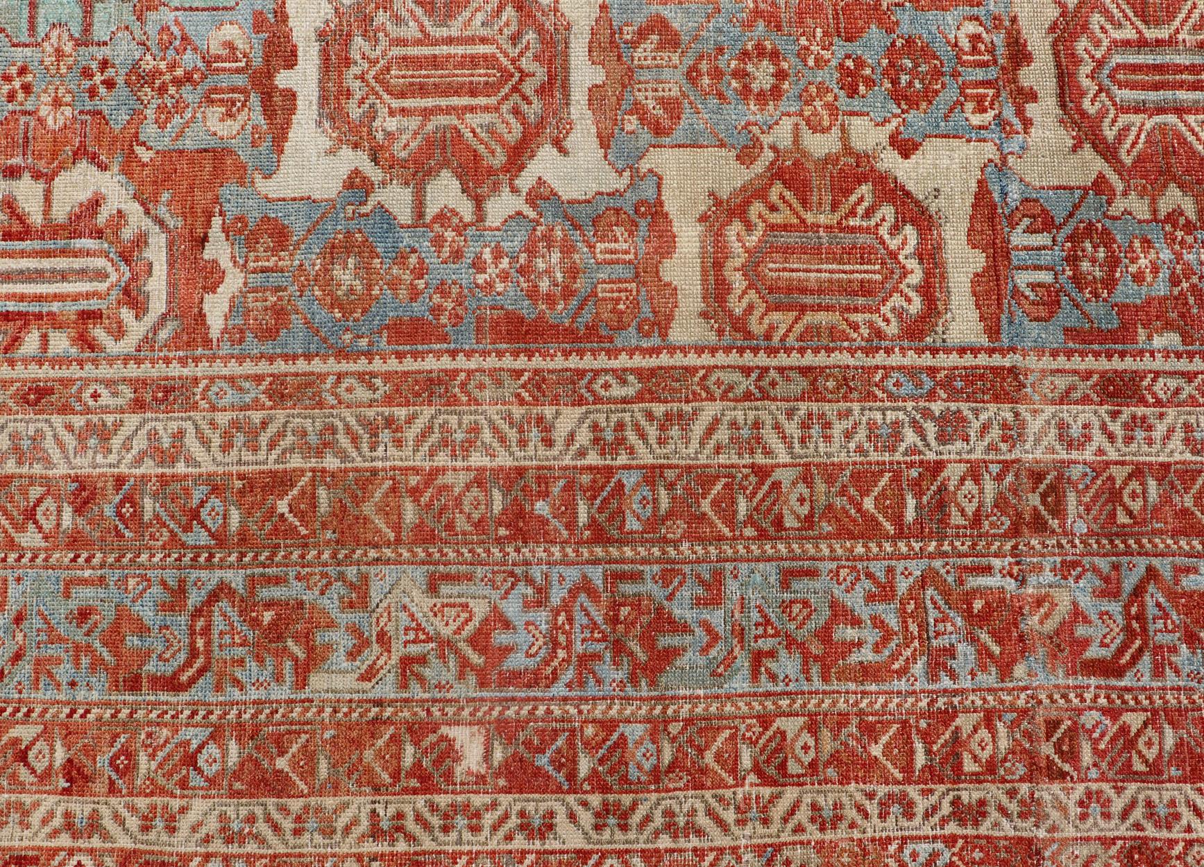 Antiker persischer Hamedan-Teppich in großformatigem Design mit buntem Blütenmuster im Angebot 5