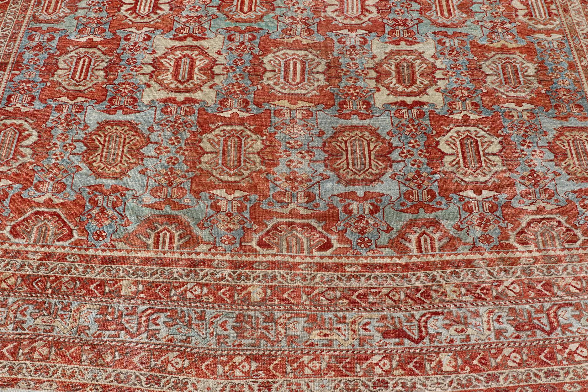 Antiker persischer Hamedan-Teppich in großformatigem Design mit buntem Blütenmuster im Angebot 6
