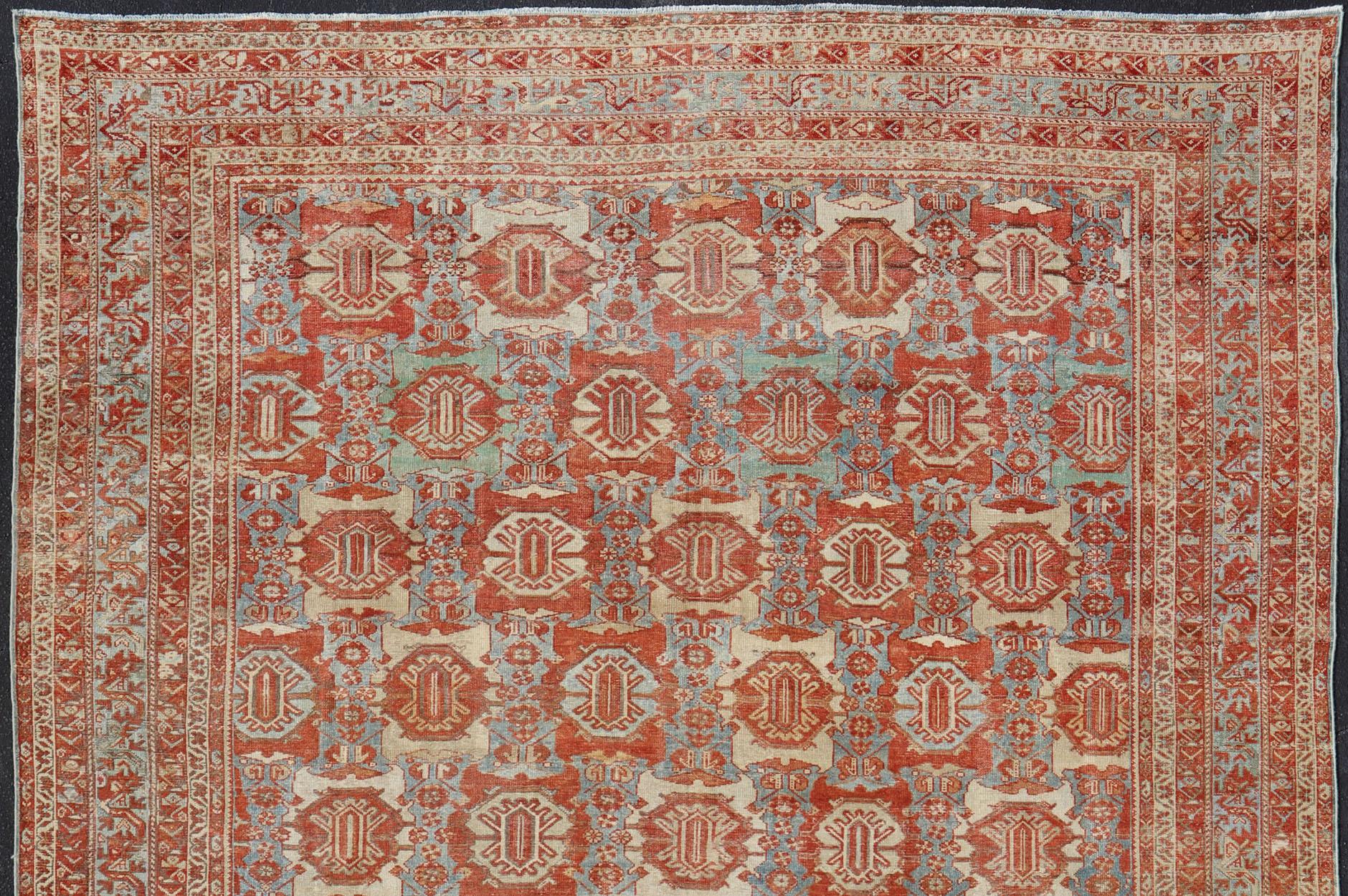 Großer antiker persischer Hamedan-Teppich im Großformat mit buntem Blütenmuster, Teppich 18-0503, Keivan Woven Arts / Herkunftsland / Typ: Iran / Hamadan, um 1890.

Dieser schöne antike persische Hamedan-Teppich aus dem späten 19. Jahrhundert