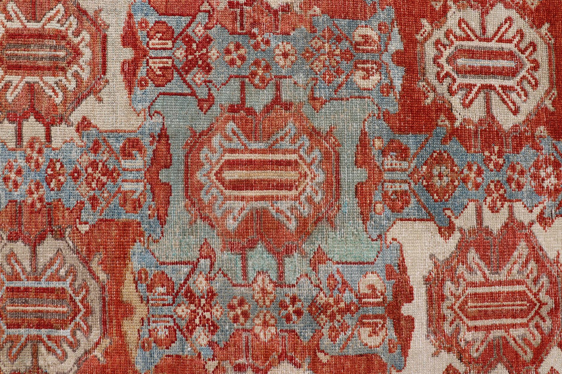 Antiker persischer Hamedan-Teppich in großformatigem Design mit buntem Blütenmuster (Handgeknüpft) im Angebot