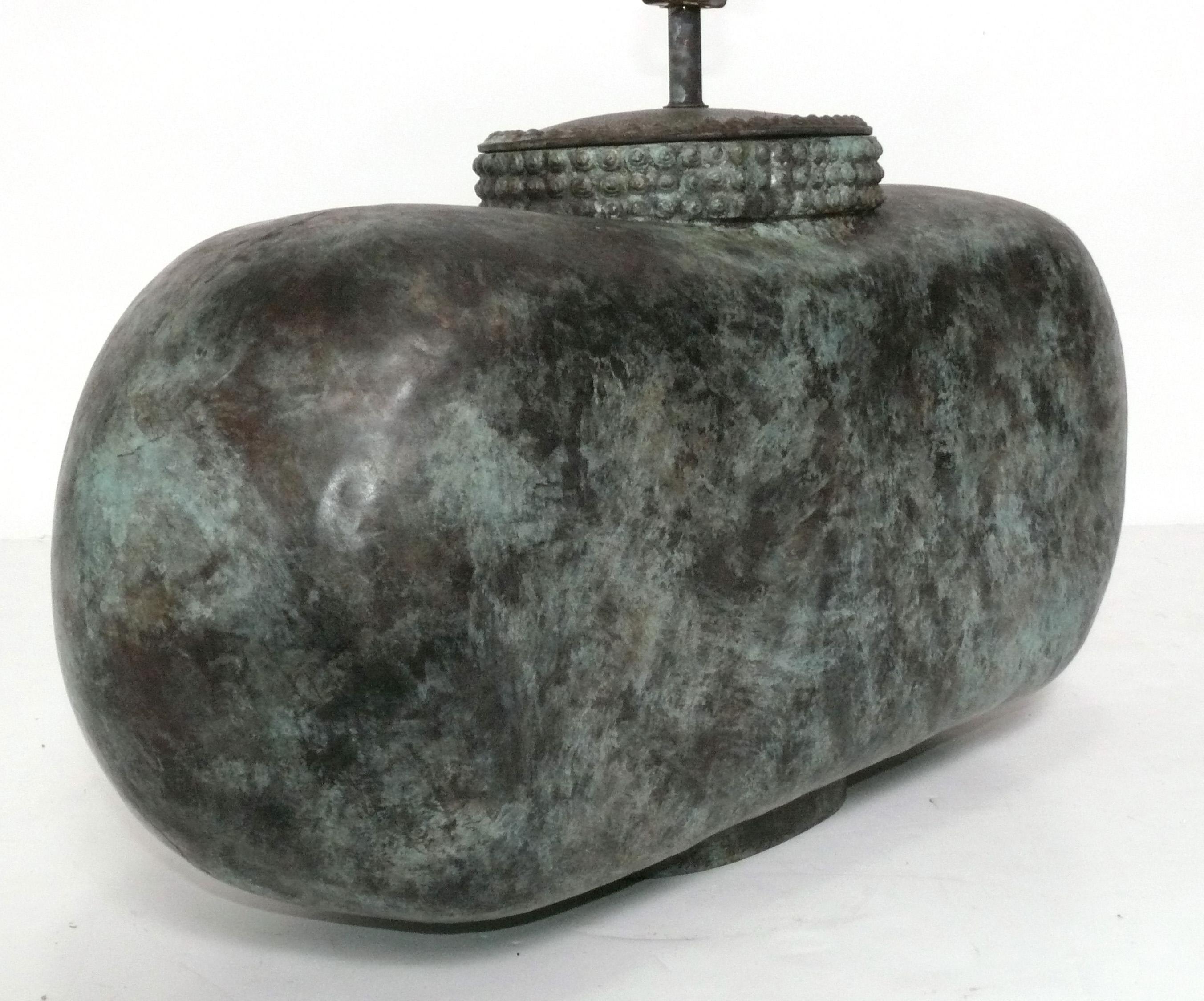 Cinese Lampada in stile arcaico cinese di grandi dimensioni con finitura in bronzo e patina di Verdigris 24 