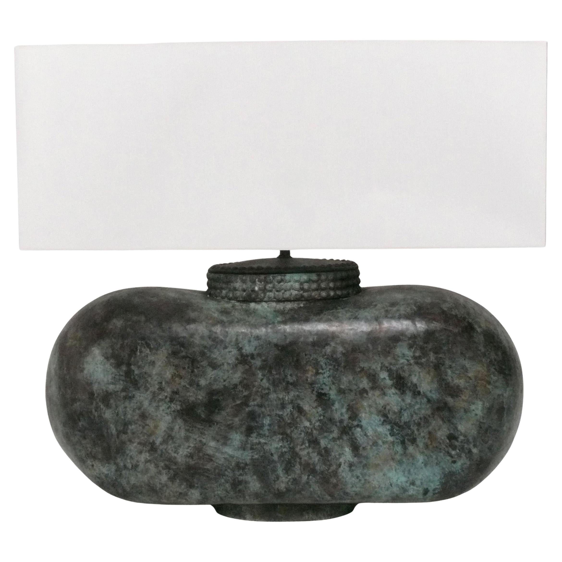 Lampada in stile arcaico cinese di grandi dimensioni con finitura in bronzo e patina di Verdigris 24 "L in vendita