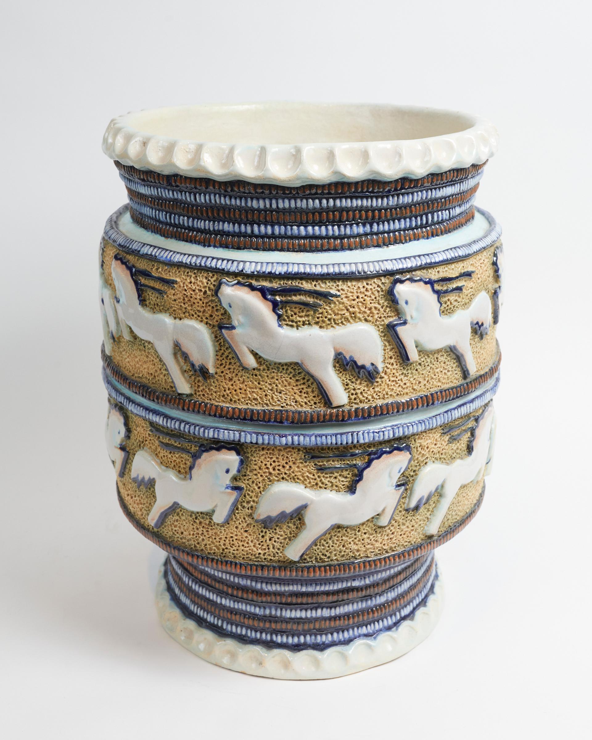 Großformatige Keramikvase von Boch Freres Keramis aus der Zeit des Art Déco, verziert mit Pferden. Signiert: 
