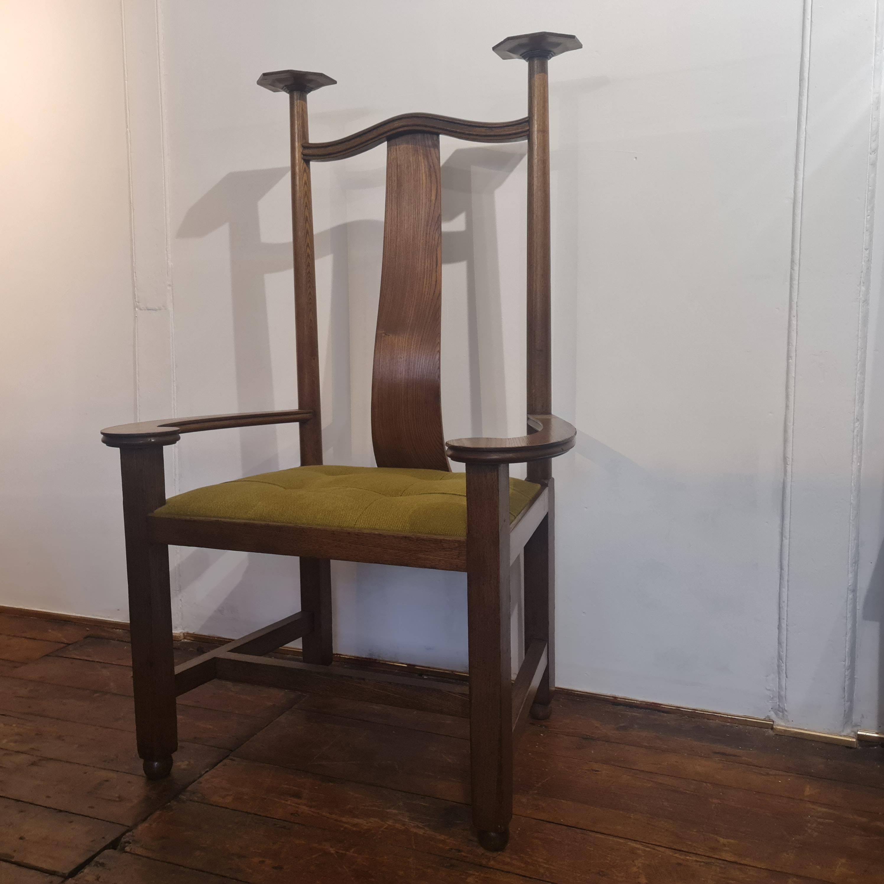 Large Scale Arts & Crafts oak Armchair For Sale 4
