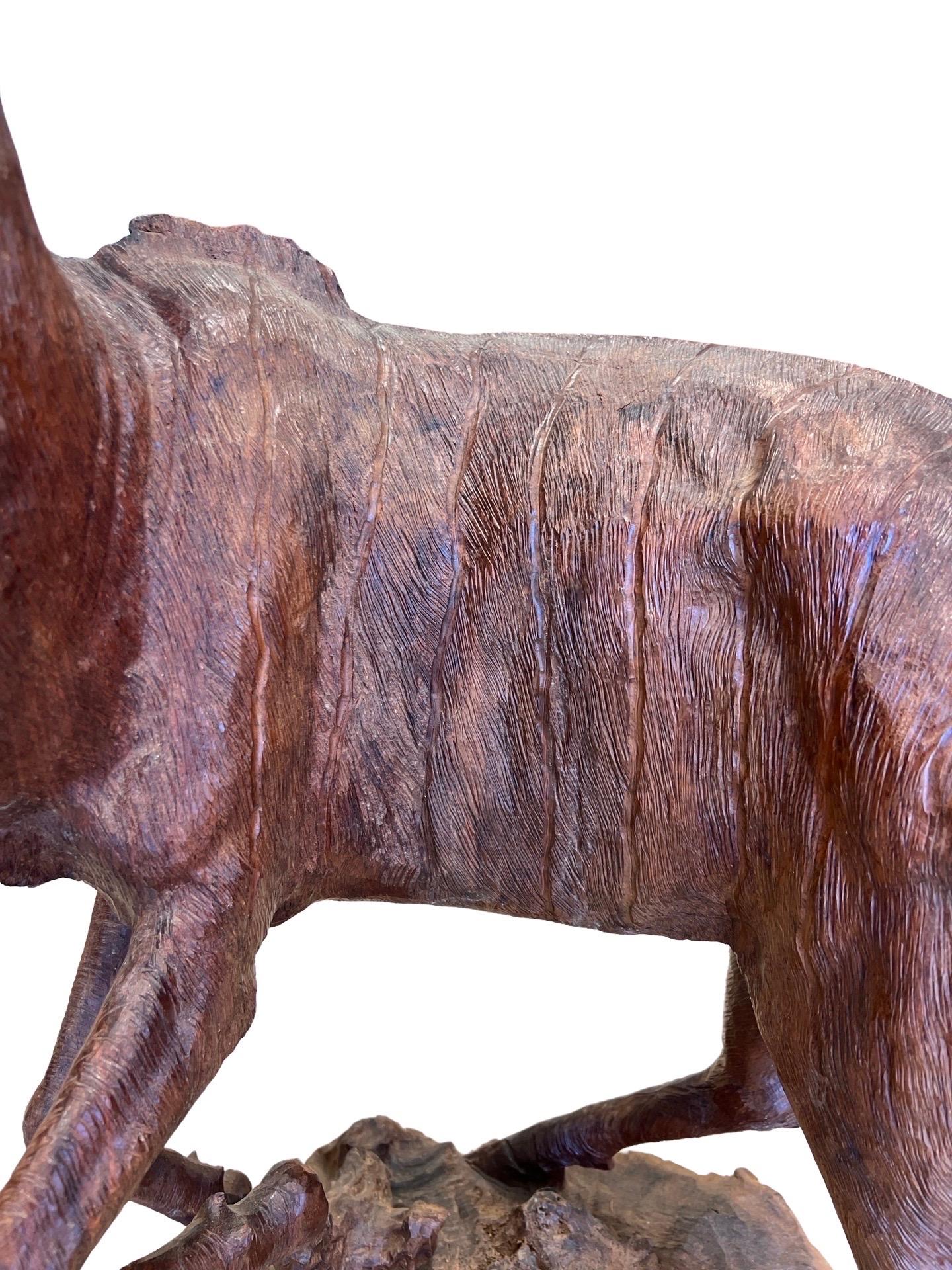 Großformatige handgeschnitzte Hirsch- oder Hirsch-Skulptur im Schwarzwaldstil im Zustand „Gut“ im Angebot in Atlanta, GA
