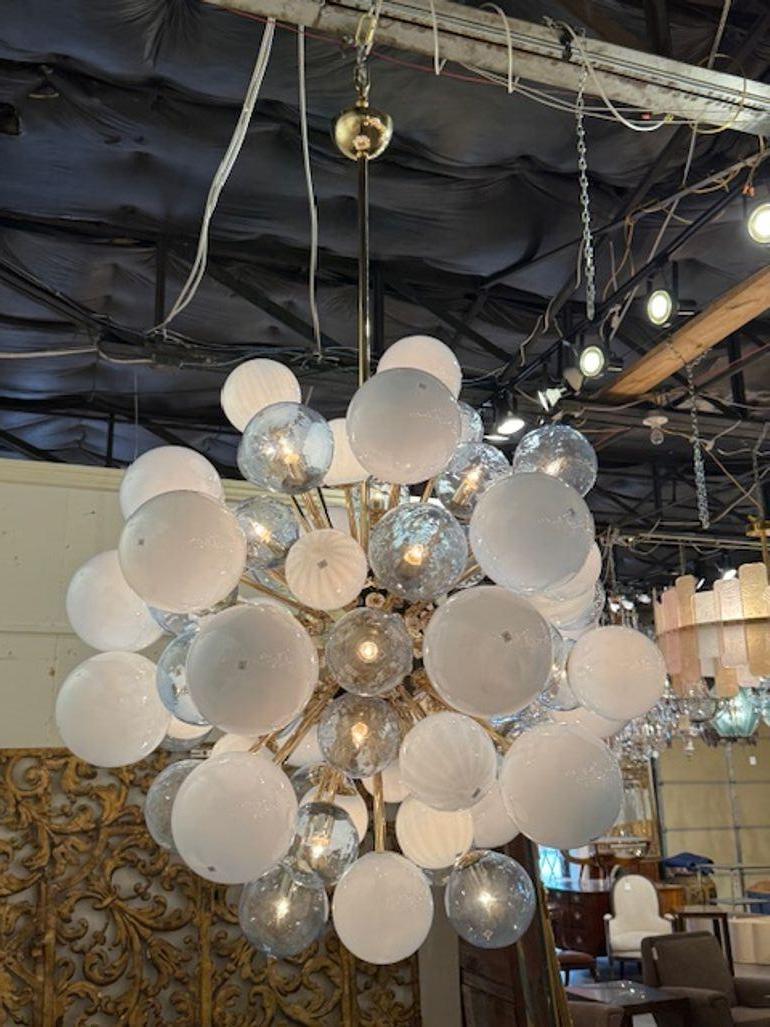 Large Scale Blue Murano Glass and Brass Cloud Chandelier Bon état - En vente à Dallas, TX