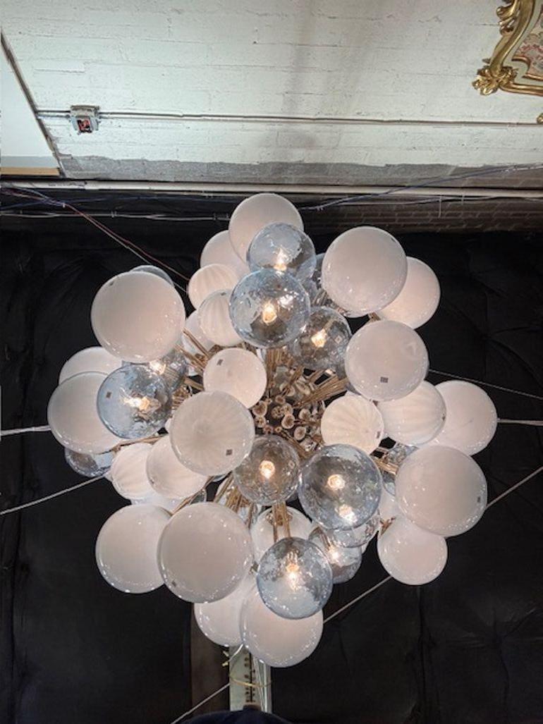 XXIe siècle et contemporain Large Scale Blue Murano Glass and Brass Cloud Chandelier en vente