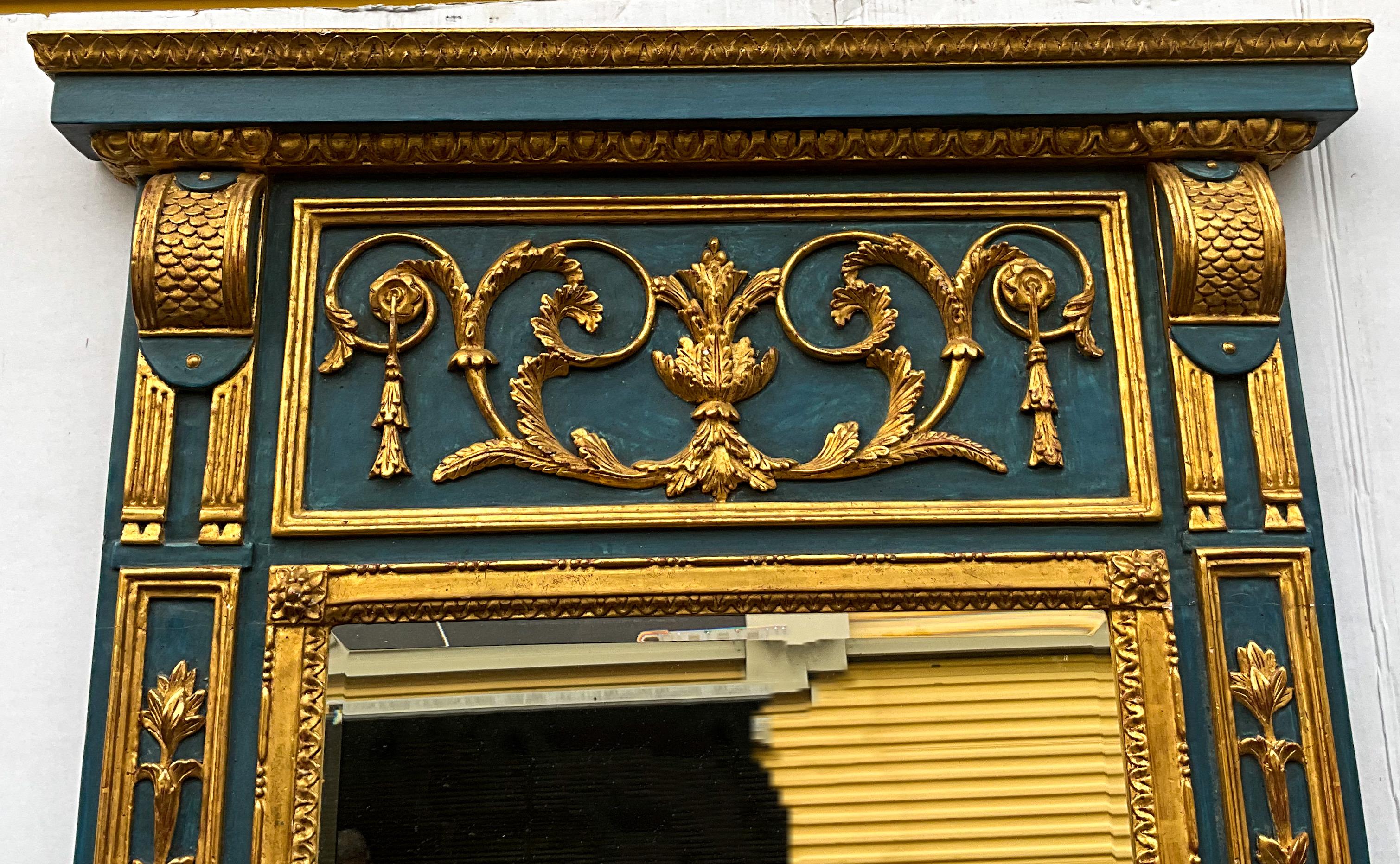 Néoclassique Grand miroir mural italien de style néoclassique en bois doré sculpté et peint en bleu en vente