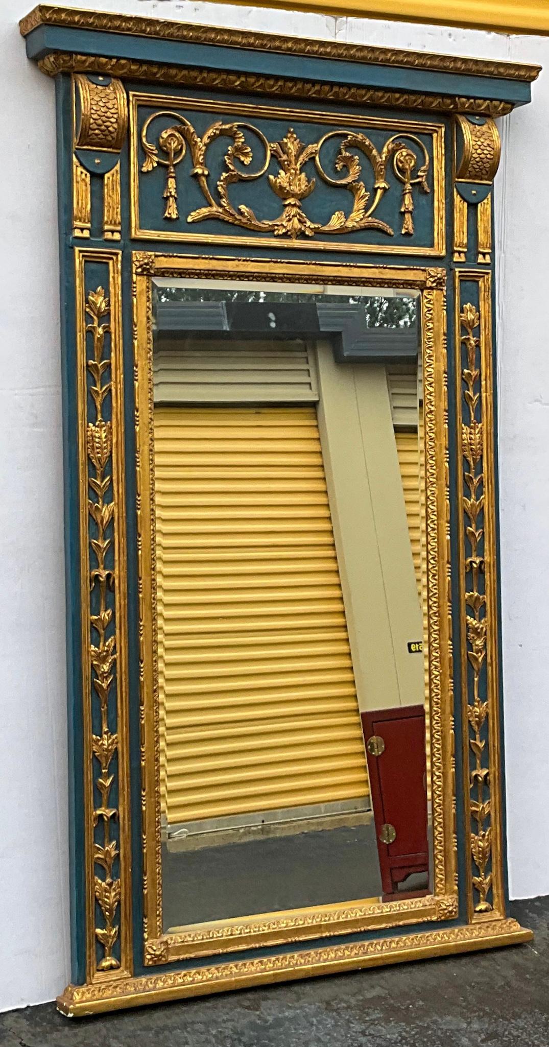 Grand miroir mural italien de style néoclassique en bois doré sculpté et peint en bleu Bon état - En vente à Kennesaw, GA
